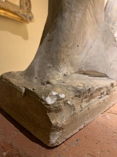 Statua figurativa astratta futurista in gesso a tema religioso