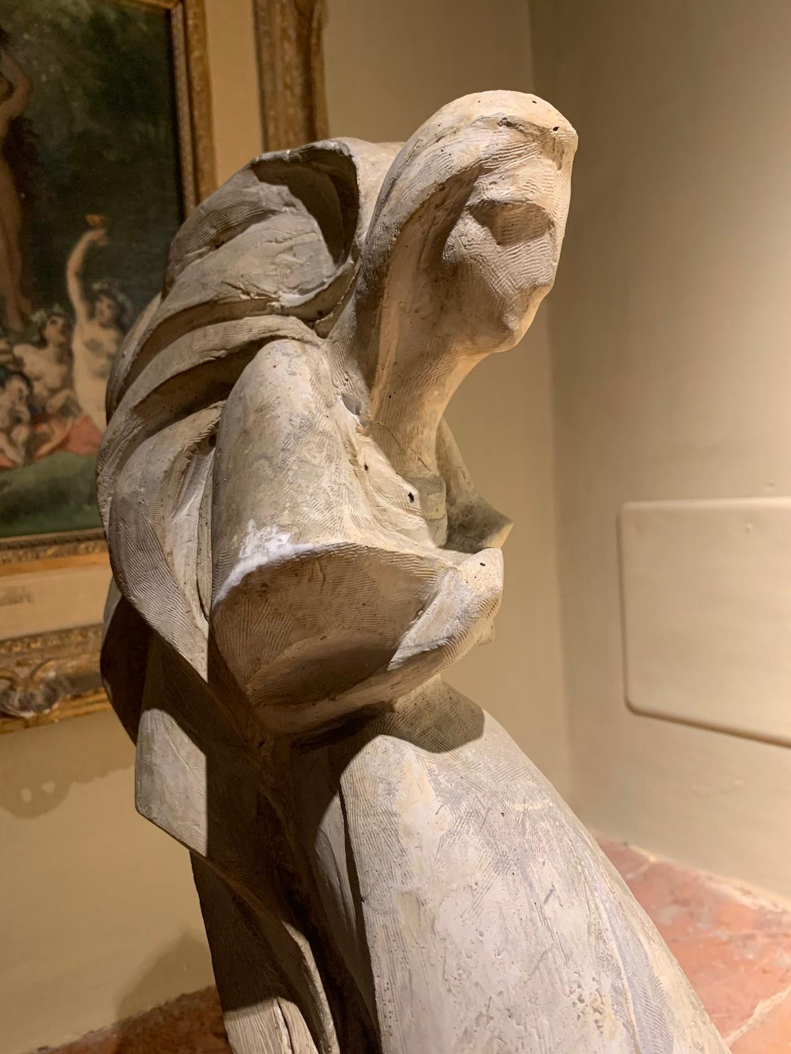Estatua figurativa abstracta futurista de escayola con tema religioso en venta 3