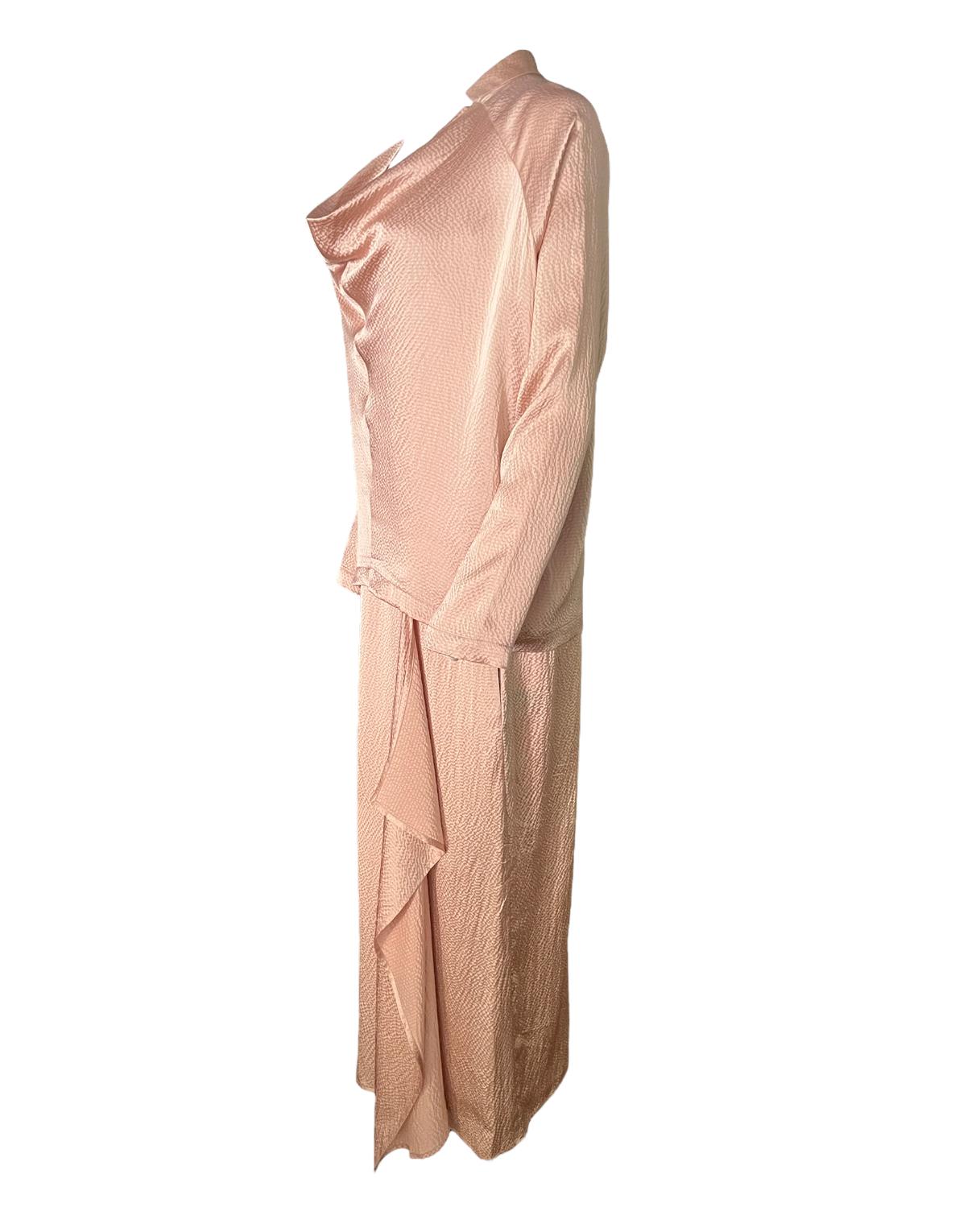 La robe :
- Longueur du plancher
- Sans manches
- Encolure ras du cou
- Avec des poches de chaque côté
Mesures : longueur : 53,5