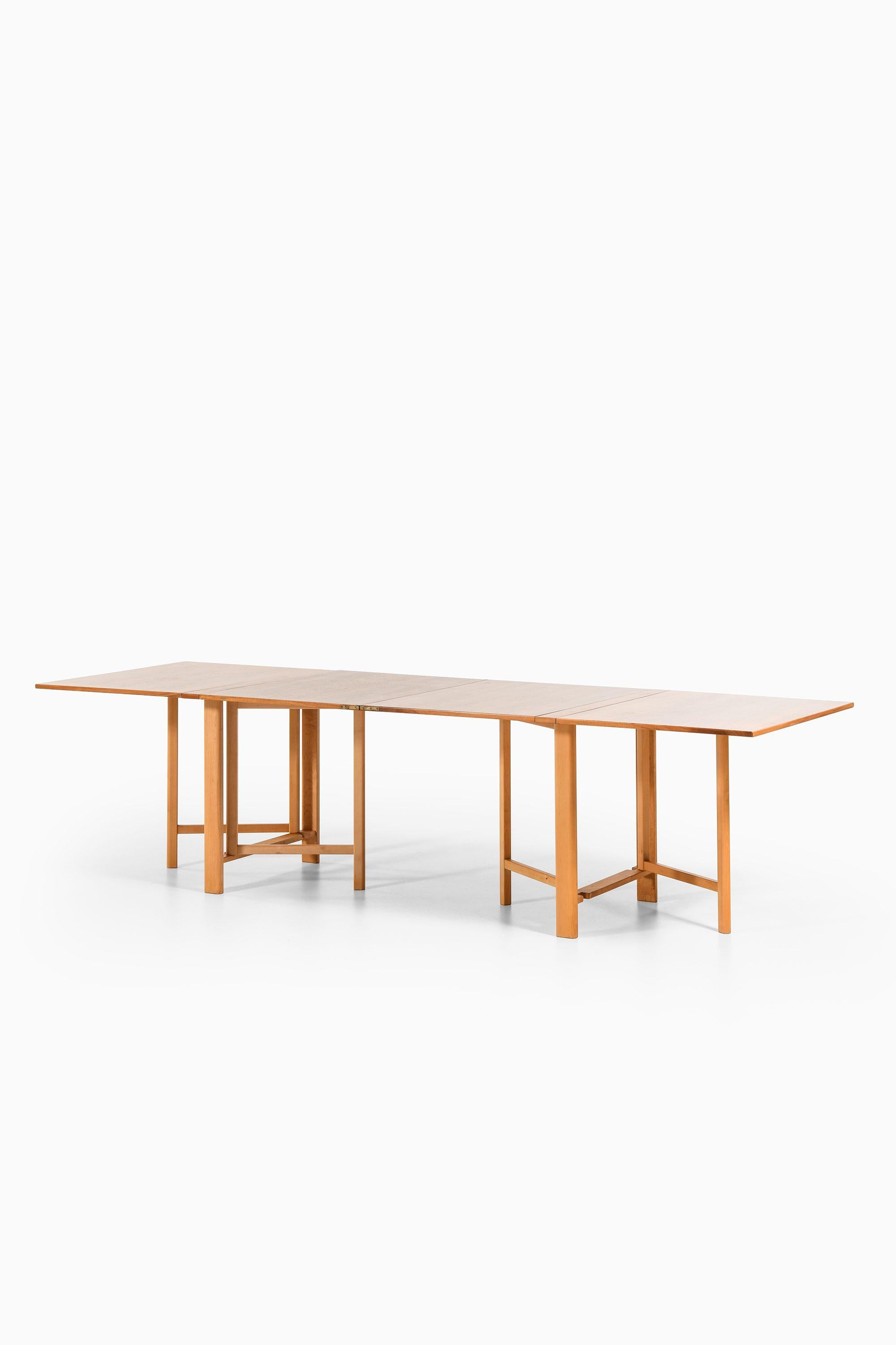 Maria Flap Dining Table in Walnut, Brass and Beech by Bruno Mathsson, 1968

Additional Information:
Material: Walnut, brass and beech
Style: Mid century, Scandinavian
Produced by Karl Mathsson in Värnamo, Sweden
Dimensions (W x D x H): 23 280 x 90 x