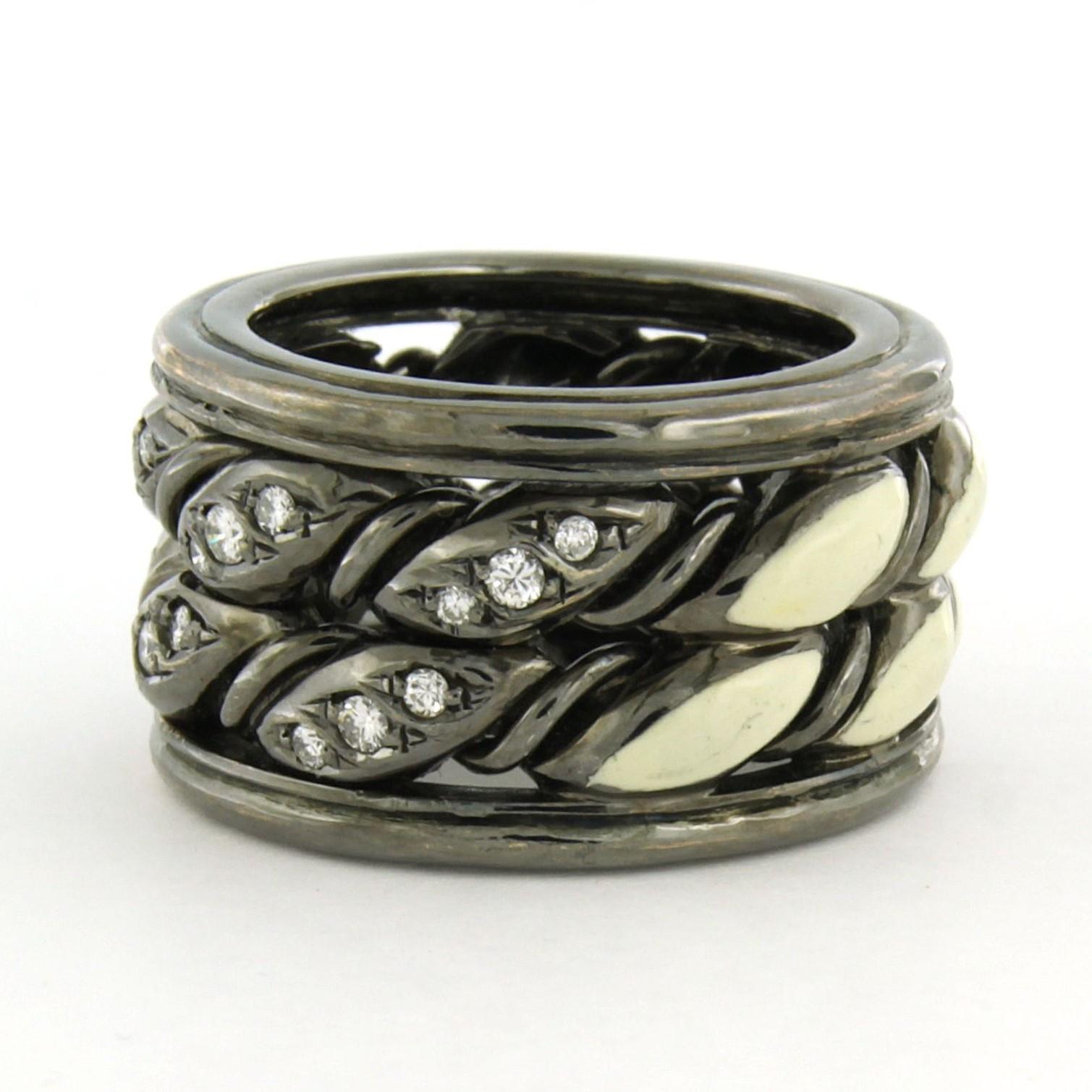 Maria Garcia Cassetti Ring with black rhodium, enamel and diamonds 18k gold In Excellent Condition For Sale In The Hague, ZH