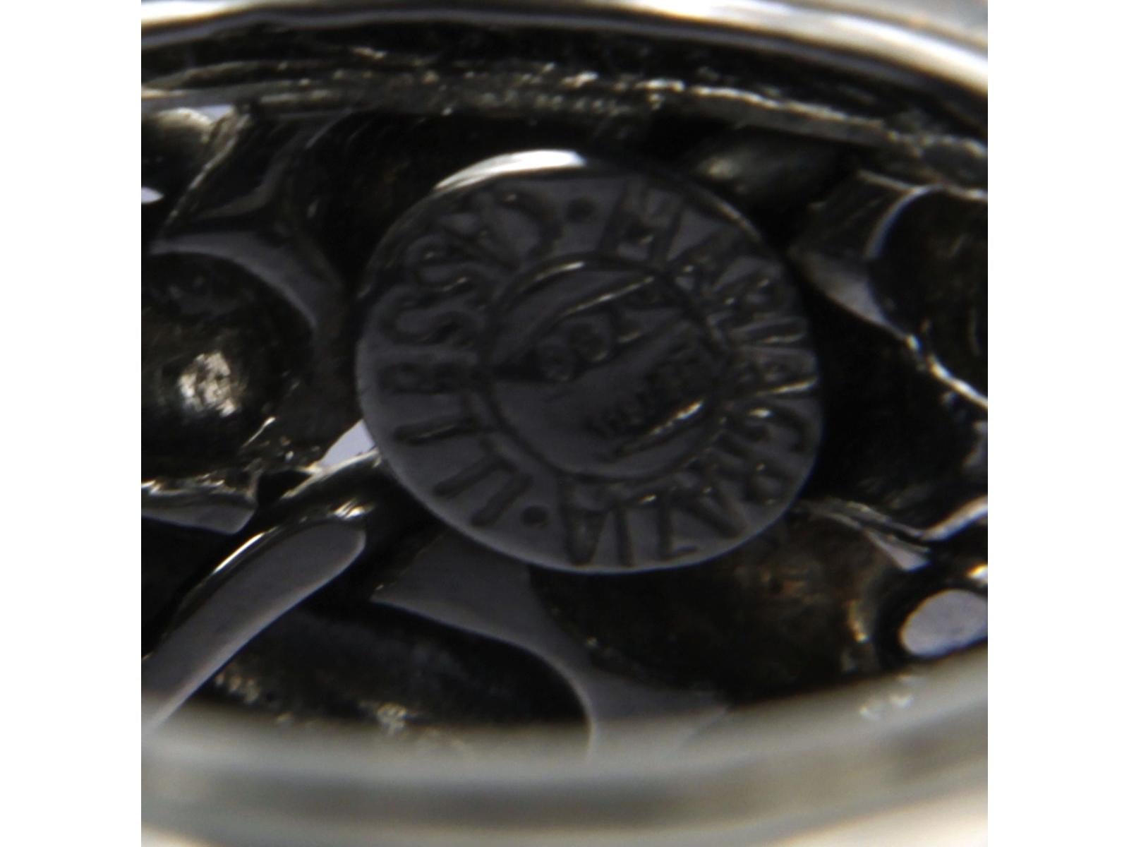 Maria Garcia Cassetti 18k black rhodium-plated band ring with enamel and brilliant cut diamond up to. 0.32ct - F/G - VS/SI - ring size U.S. 6 - EU. 16.5(52)

detailed description:

the bandwidth of the ring is 1.3 cm wide

ring size U.S. 6 - EU.