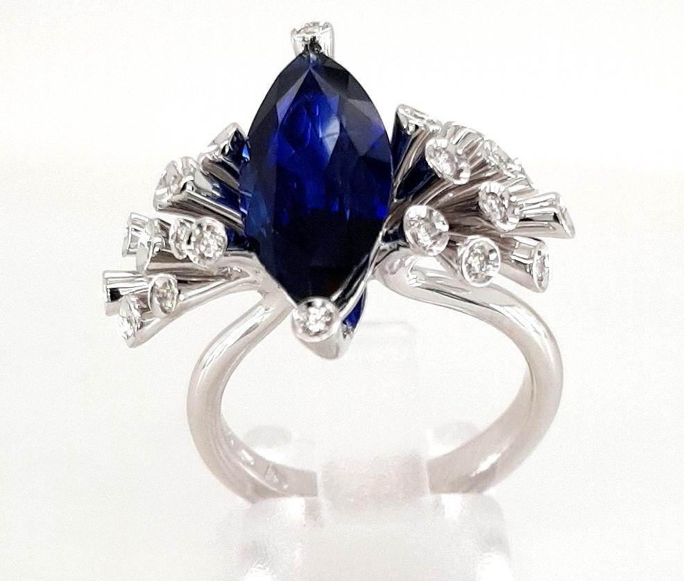 Stunning and elegant White gold ring set with a 5ct Marquise cut sapphire  & diamonds.

Sapphire: 5 ct Madagascar Intense Blue

Diamonds: 22 diamonds 0.88 carat

Material: 18kt white gold

Ring size: 53 ( can be adjusted for free on request)

Total