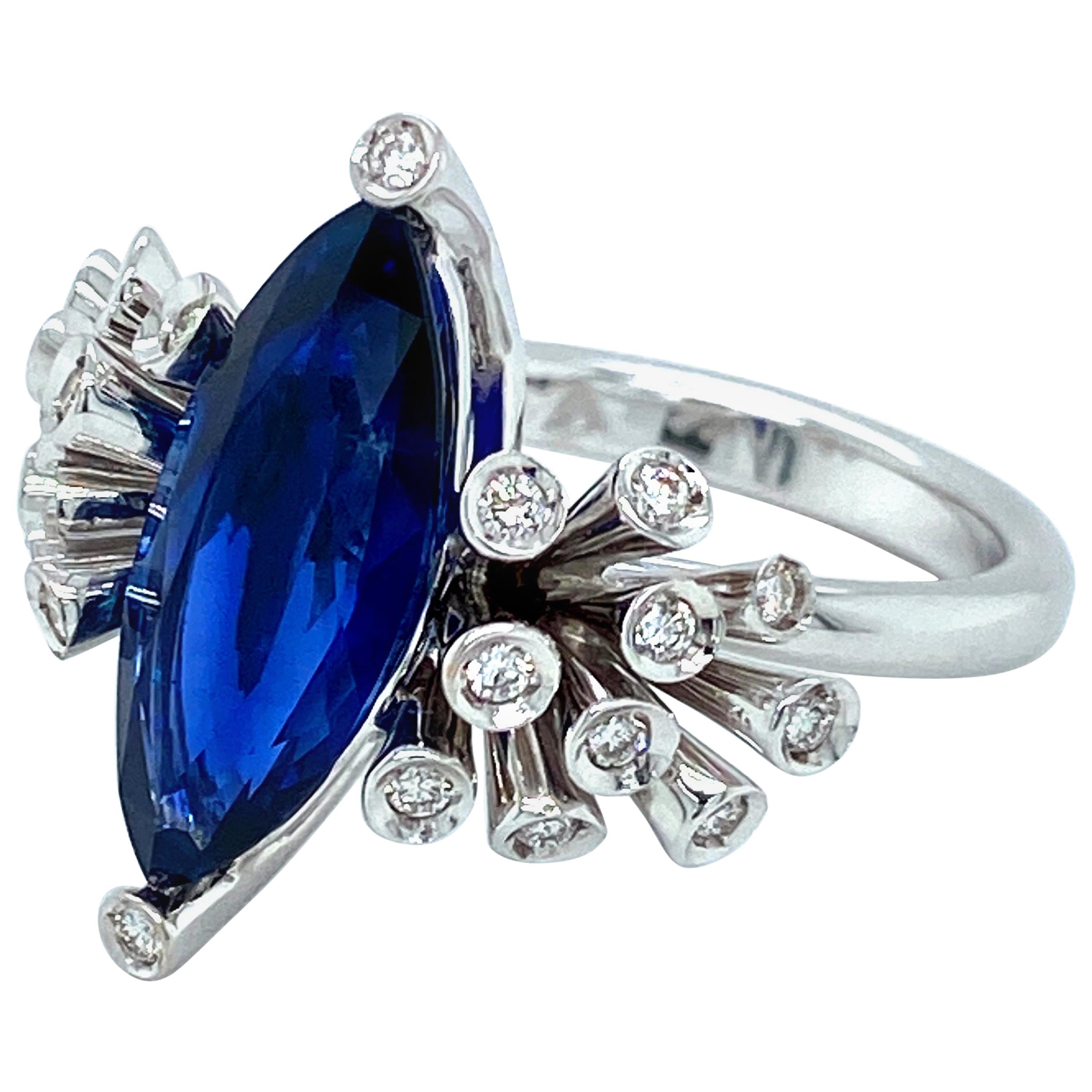 Maria Gaspari, bague de fiançailles marquise en saphir bleu intense et diamants 18 carats