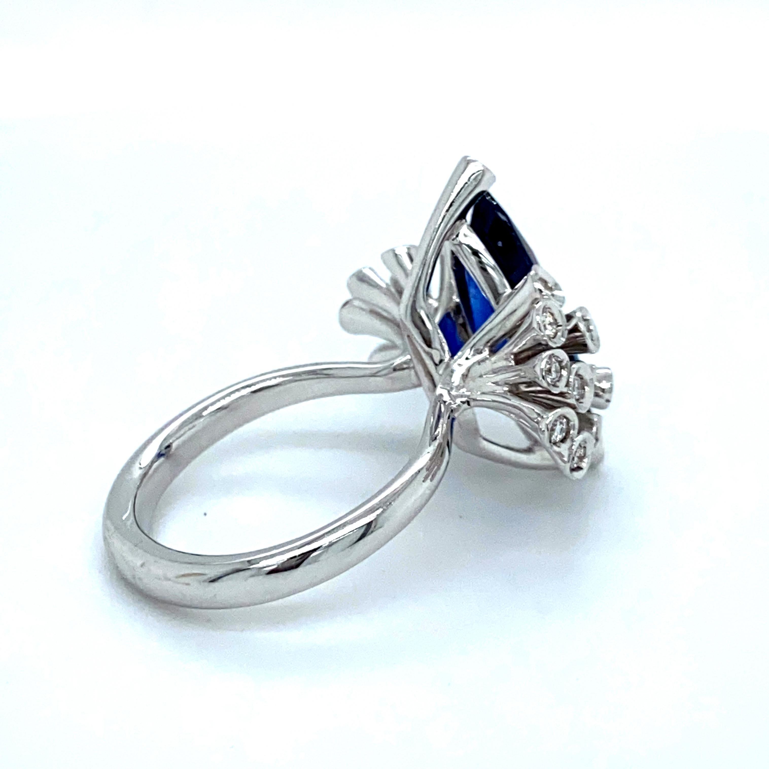 18kt Maria Gaspari Marquise Intense Blue Sapphire and Diamond Engagement Ring In Excellent Condition For Sale In Antwerp, BE