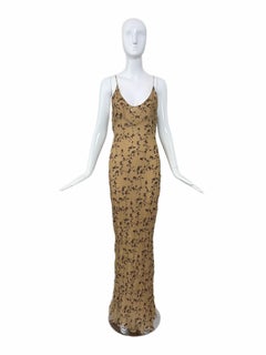 Vestido largo tipo slip de MARIA GRACHVOGEL, de seda vintage en tono beige, con estampado floral bordado y lentejuelas