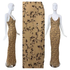 Vestido largo tipo slip de MARIA GRACHVOGEL, de seda vintage en tono beige, con estampado floral bordado y lentejuelas