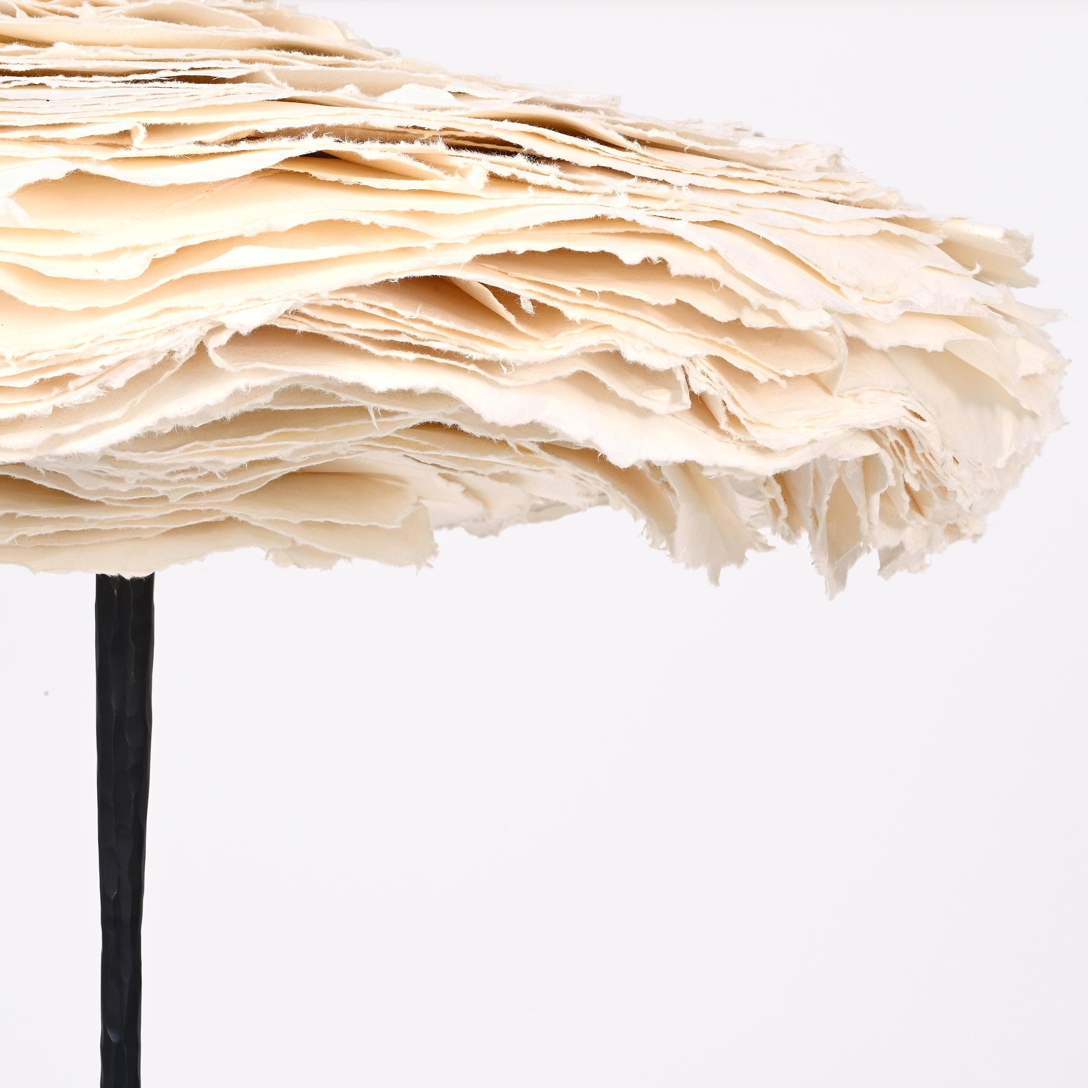 Le lampadaire Cornette, une création collaborative de Maria Group et de Design/One, est un chef-d'œuvre unique qui met en évidence la convergence de l'art et de l'innovation en matière de design. Ce lampadaire exceptionnel doit son caractère