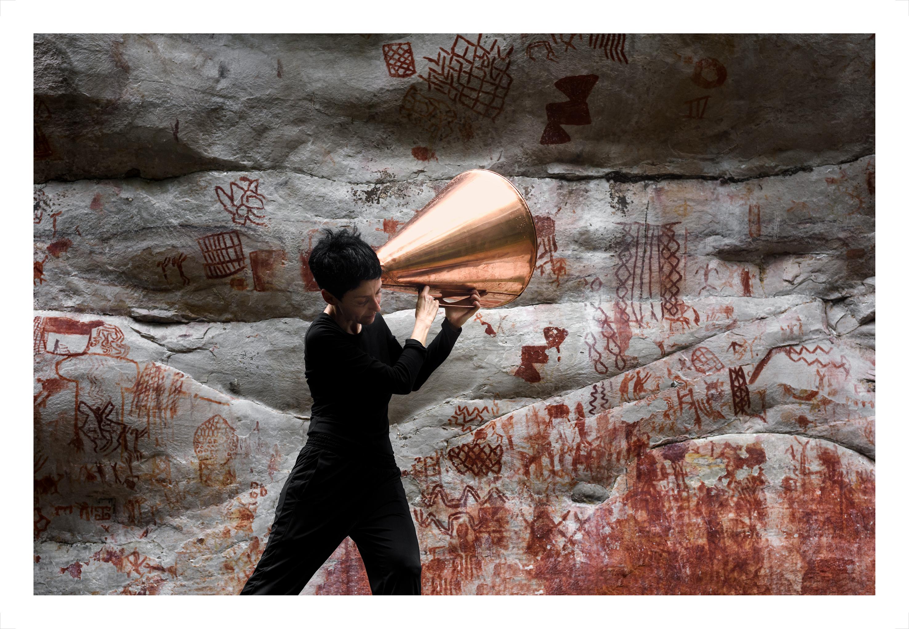 Other Possible Forests unfolds a horizon of vital potentialities, where listening serves as a conduit for exploring the natural world, immersing us in its molecular memory and transposing the sounds and language of the Colombian jungle into the