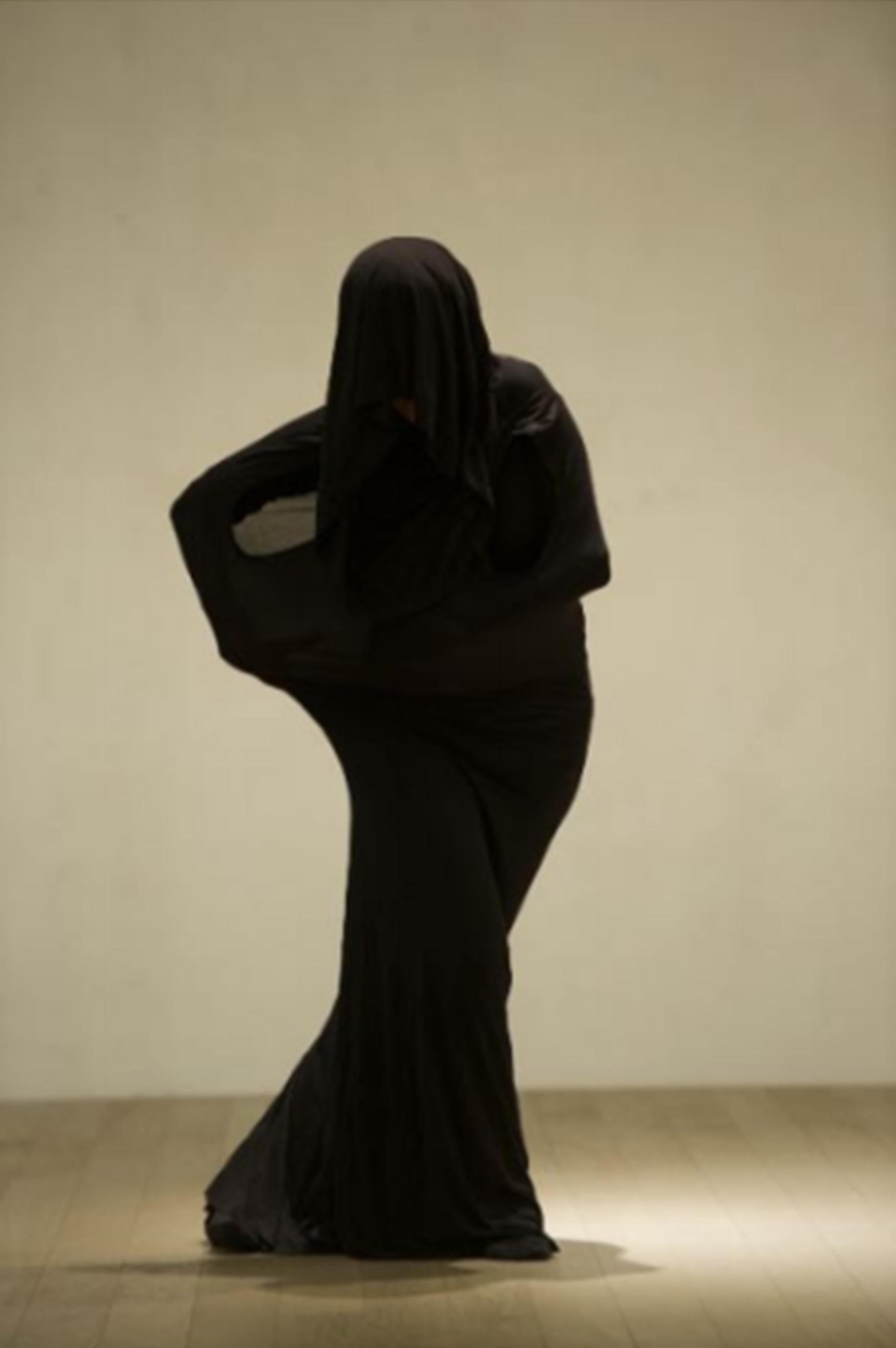 Maria José Arjona Figurative Photograph – All die anderen in mir. Performance-Fotografie-Farbporträt
