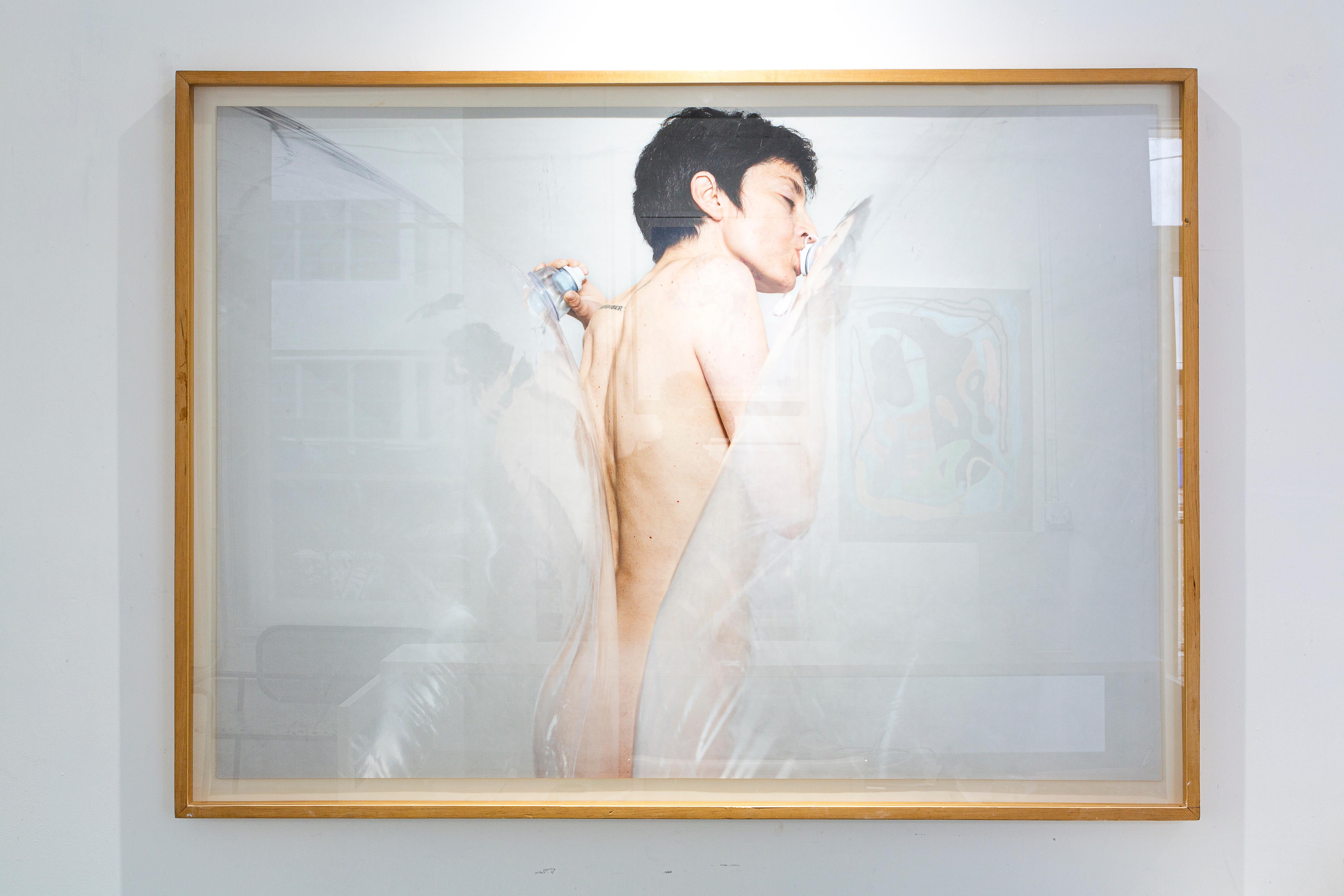 Der Kuss war eine selbst aufgenommene Fotografie und war Teil ihrer Einzelausstellung in New York im Art Space Location One im Jahr 2012. Der Kiss bildet ein System ab, das zwei Körper verbindet. Es handelt sich um eine Geste, die durch die