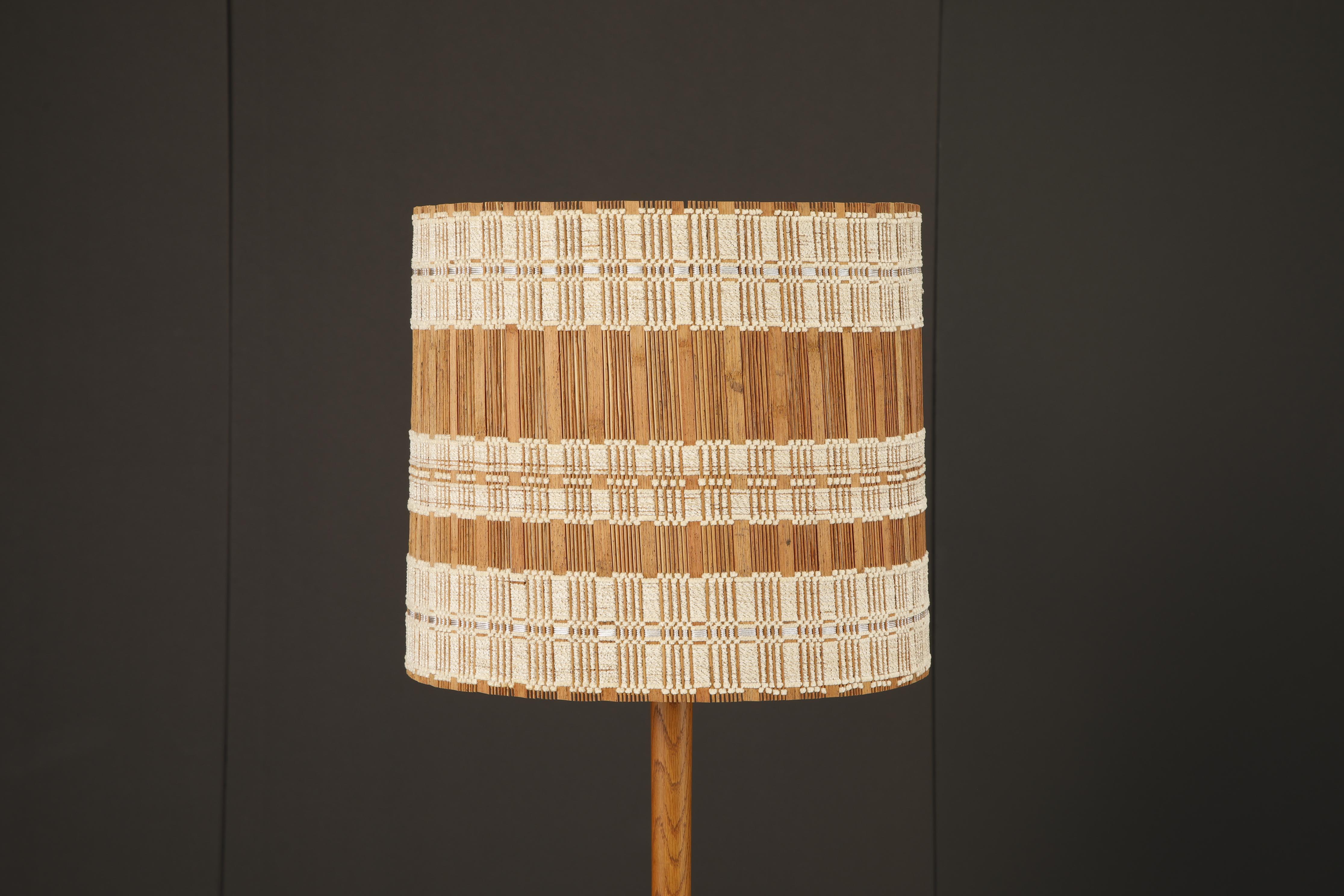 Un abat-jour rare et saisissant conçu par l'artiste textile Maria Kipp, née en Allemagne et basée en Californie, célèbre pour son utilisation magistrale de fibres tissées à la main dans les intérieurs d'après-guerre. Cette pièce illustre son mélange