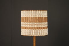 Maria Kipp Handgewebter Lampenschirm mit elfenbeinfarbenen karierten Bändern über natürlichem Raffia, 1960er Jahre