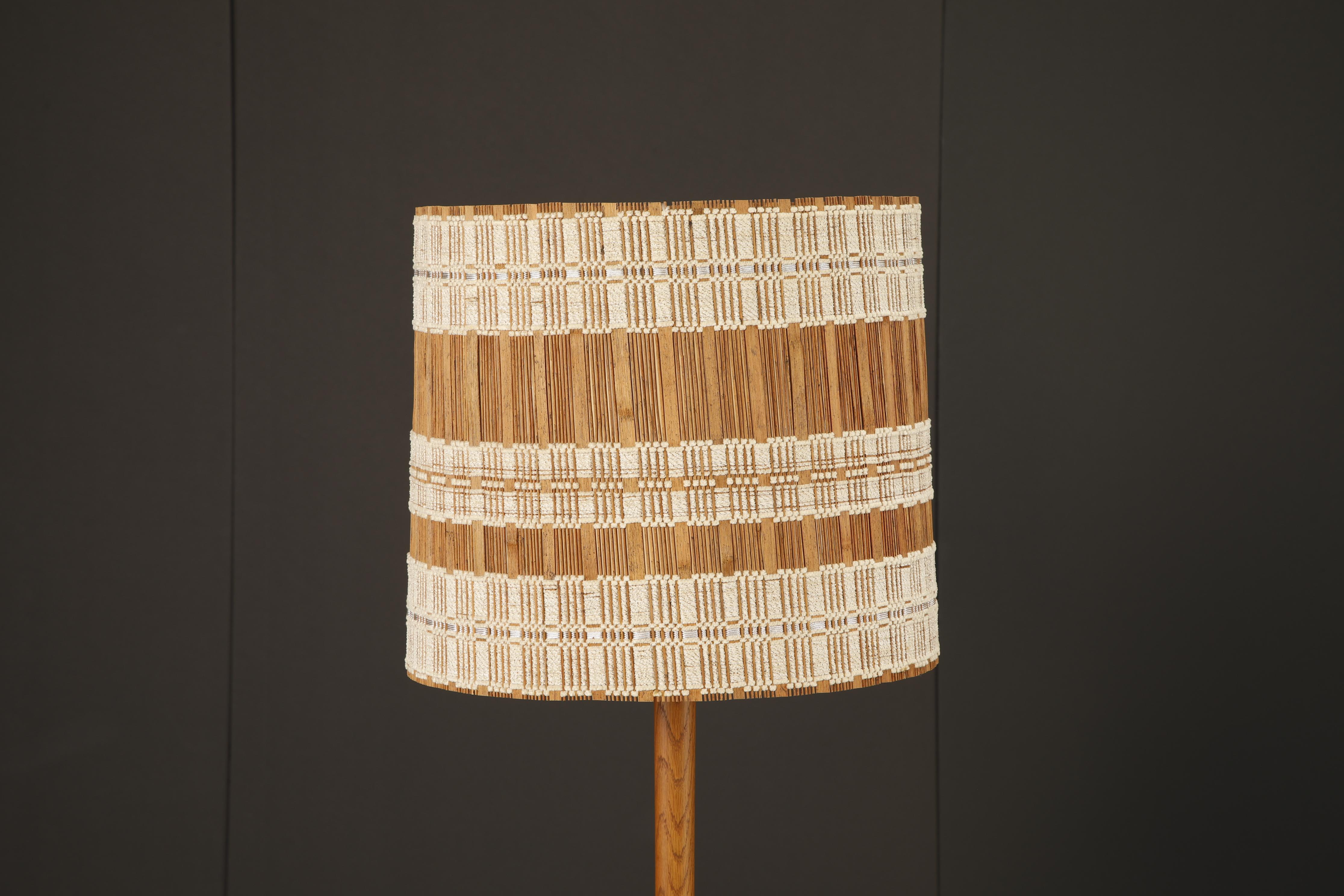 Mid-Century Modern Abat-jour tissé à la main par Maria Kipp avec des bandes de tissu écossais ivoire sur du raphia naturel, années 1960 en vente