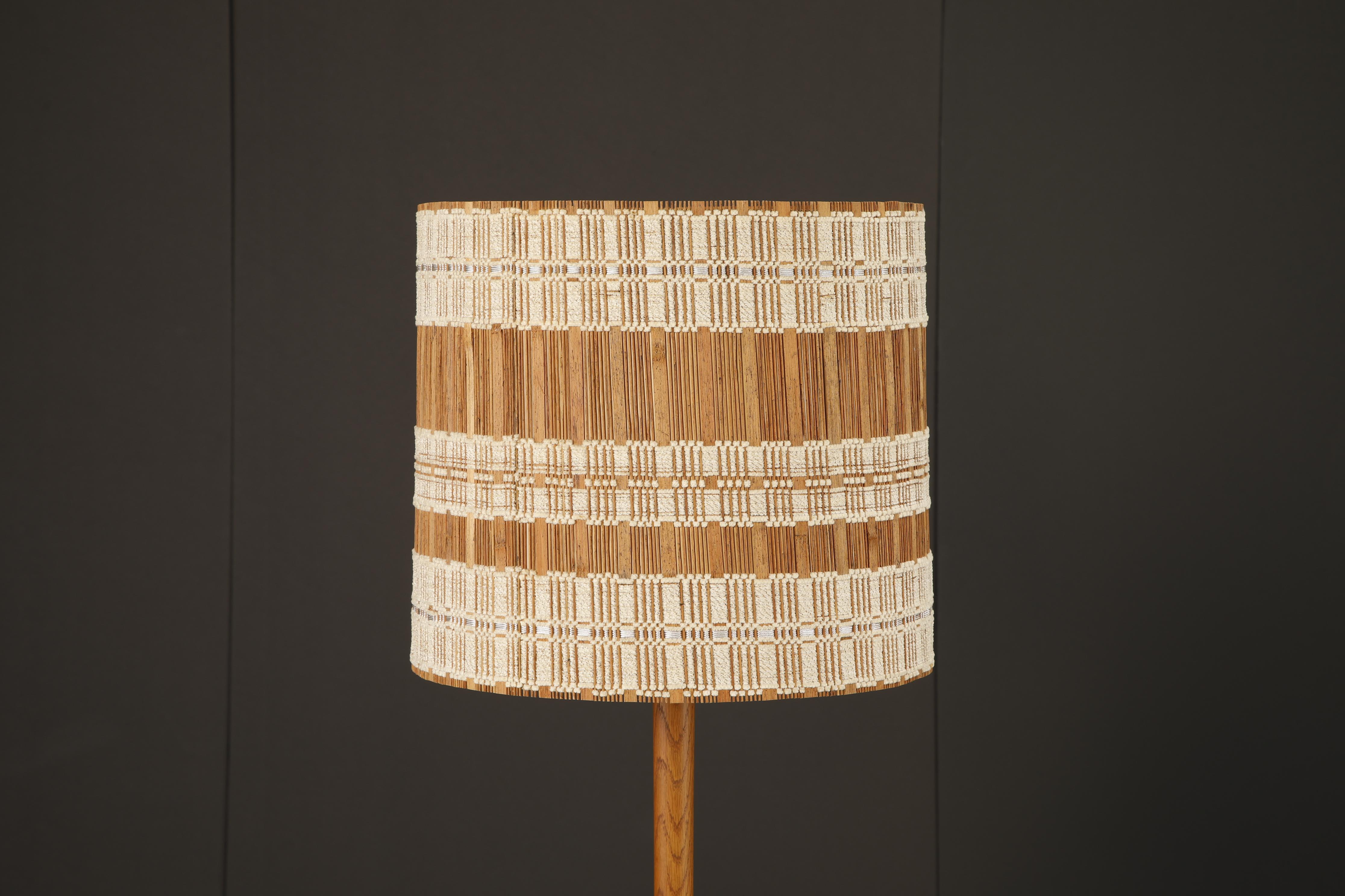Américain Abat-jour tissé à la main par Maria Kipp avec des bandes de tissu écossais ivoire sur du raphia naturel, années 1960 en vente