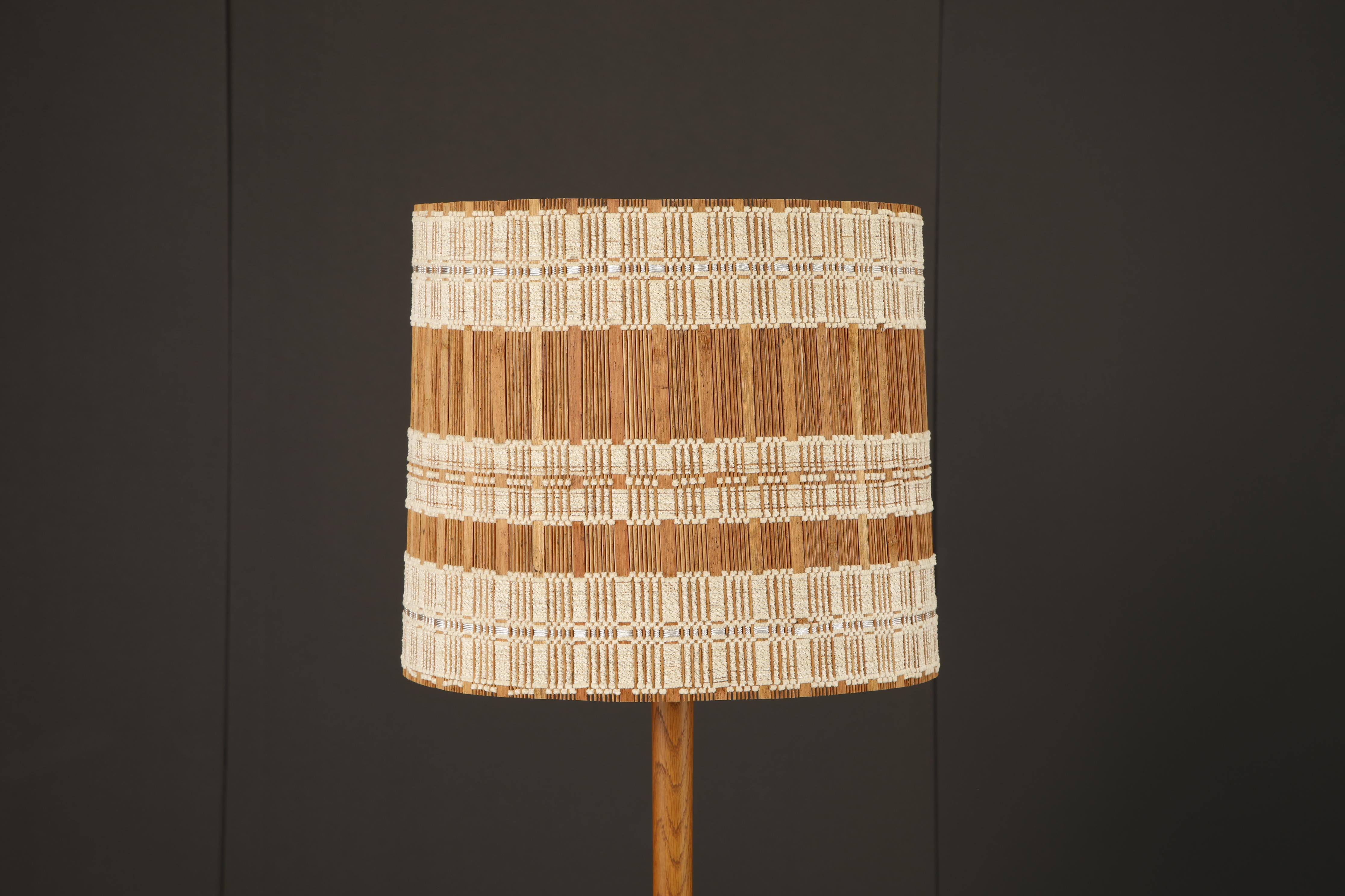 Abat-jour tissé à la main par Maria Kipp avec des bandes de tissu écossais ivoire sur du raphia naturel, années 1960 Bon état - En vente à Los Angeles, CA