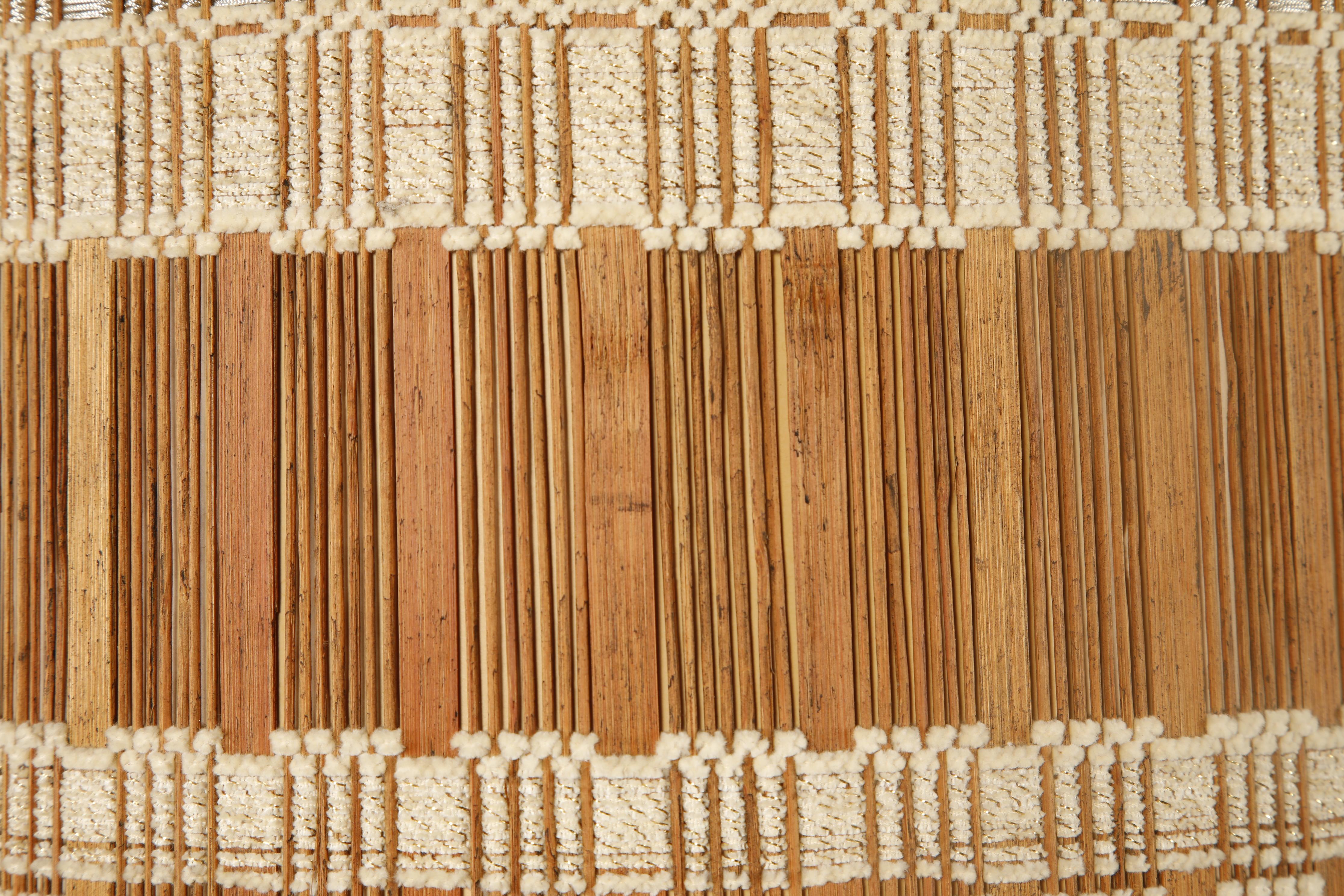 Raphia Abat-jour tissé à la main par Maria Kipp avec des bandes de tissu écossais ivoire sur du raphia naturel, années 1960 en vente
