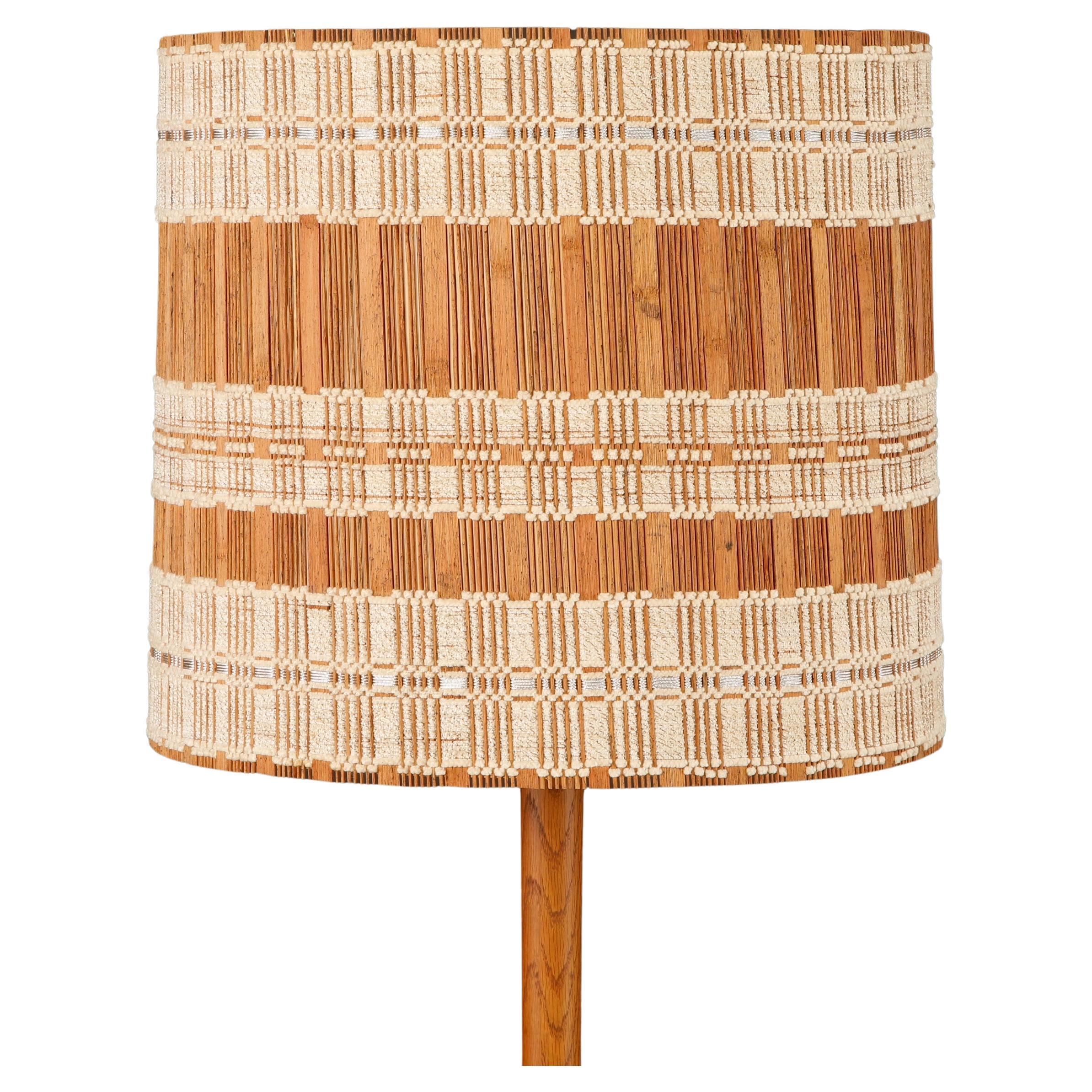 Abat-jour tissé à la main par Maria Kipp avec des bandes de tissu écossais ivoire sur du raphia naturel, années 1960 en vente