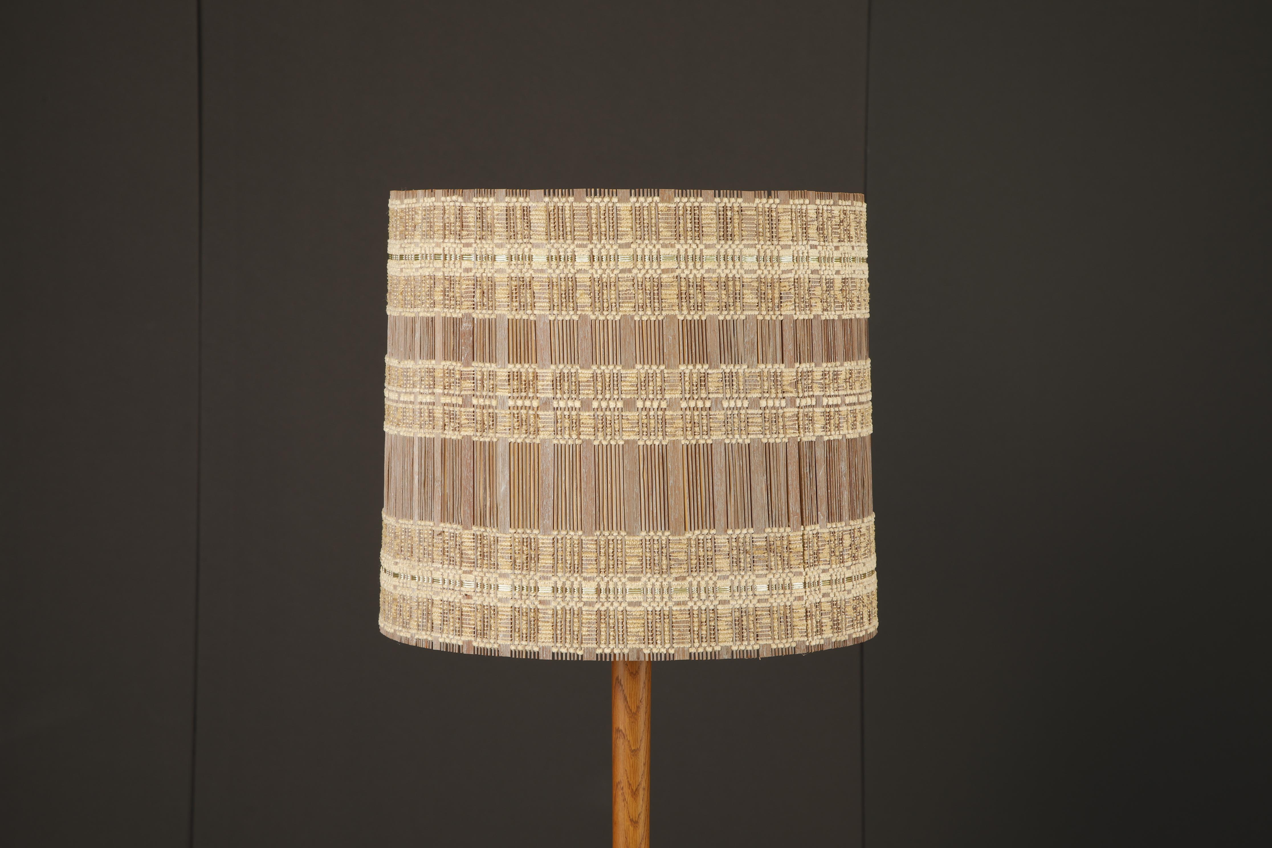 Un abat-jour rare et saisissant conçu par l'artiste textile Maria Kipp, née en Allemagne et basée en Californie, célèbre pour son utilisation magistrale de fibres tissées à la main dans les intérieurs d'après-guerre. Cette pièce illustre son mélange