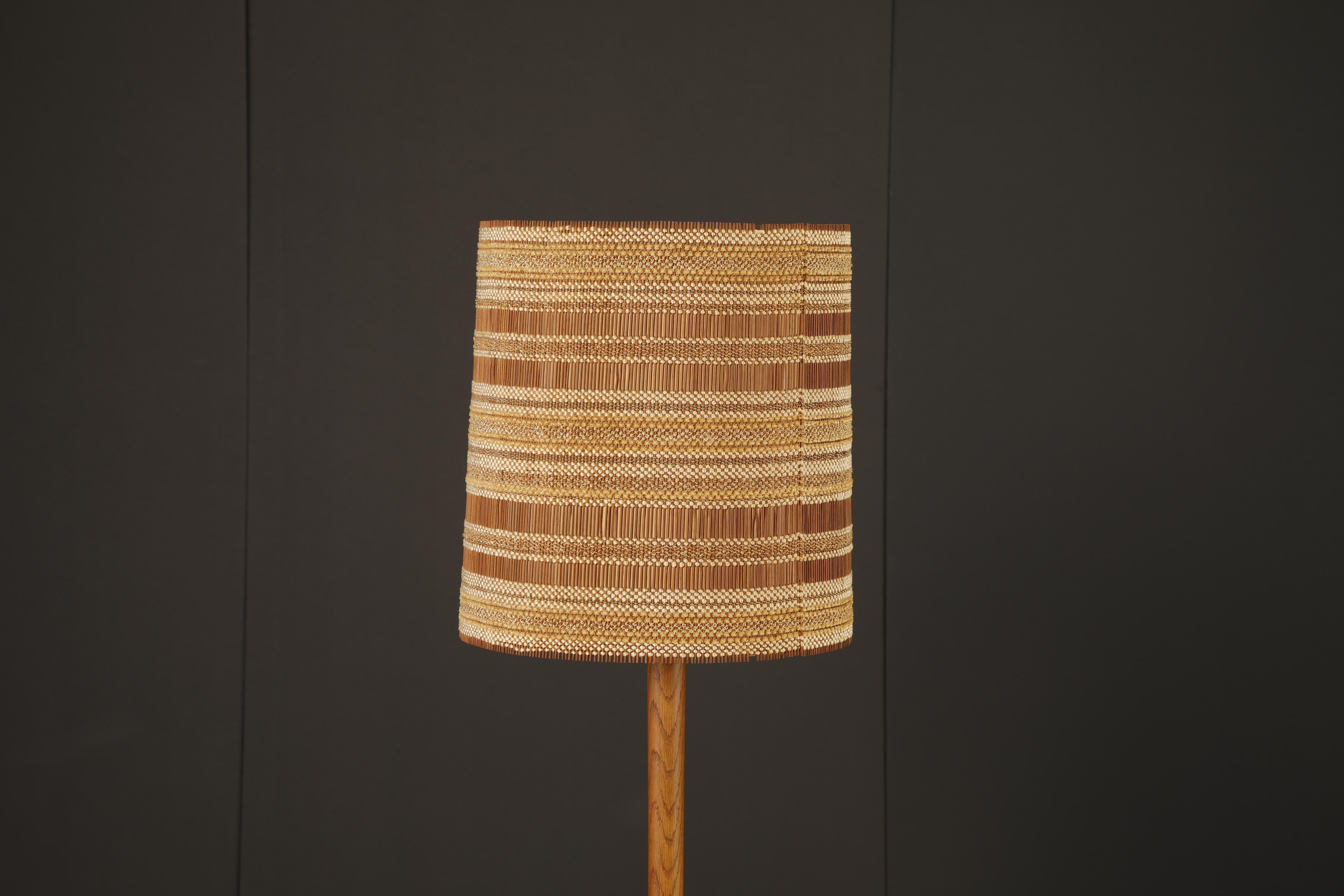 Un abat-jour rare et saisissant conçu par l'artiste textile Maria Kipp, née en Allemagne et basée en Californie, célèbre pour son utilisation magistrale de fibres tissées à la main dans les intérieurs d'après-guerre. Cette pièce illustre son mélange