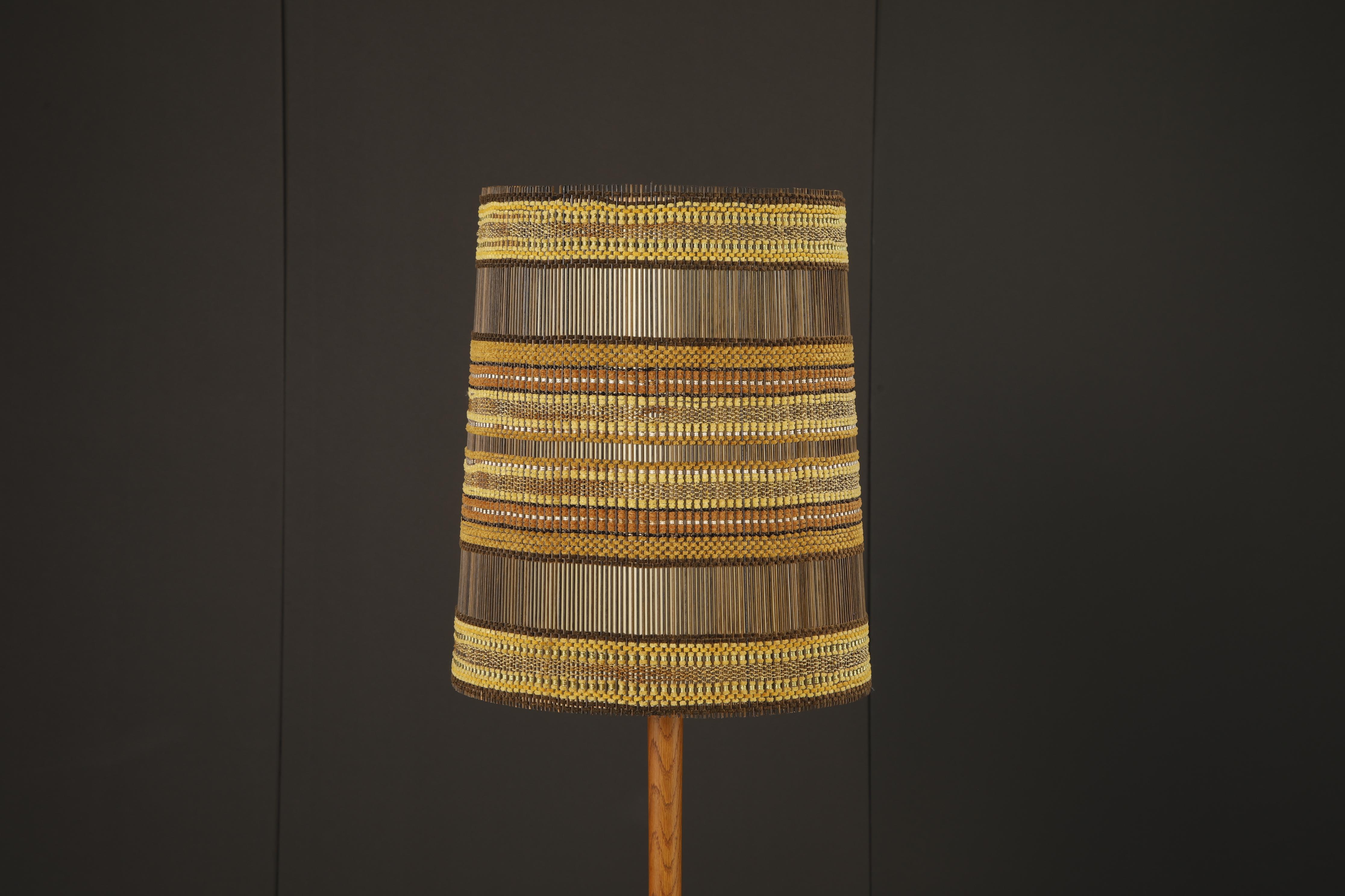 Un abat-jour rare et saisissant conçu par l'artiste textile Maria Kipp, née en Allemagne et basée en Californie, célèbre pour son utilisation magistrale de fibres tissées à la main dans les intérieurs d'après-guerre. Cette pièce illustre son mélange