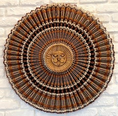 Maria Kipp, Wandgewebte Faserkunst und geschnitzte Teakholz-Sonnenskulptur, USA, 1960er Jahre