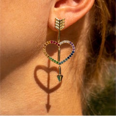 Maria Kotsoni, Orecchini con cuore e freccia in oro giallo 18 carati con gemme arcobaleno