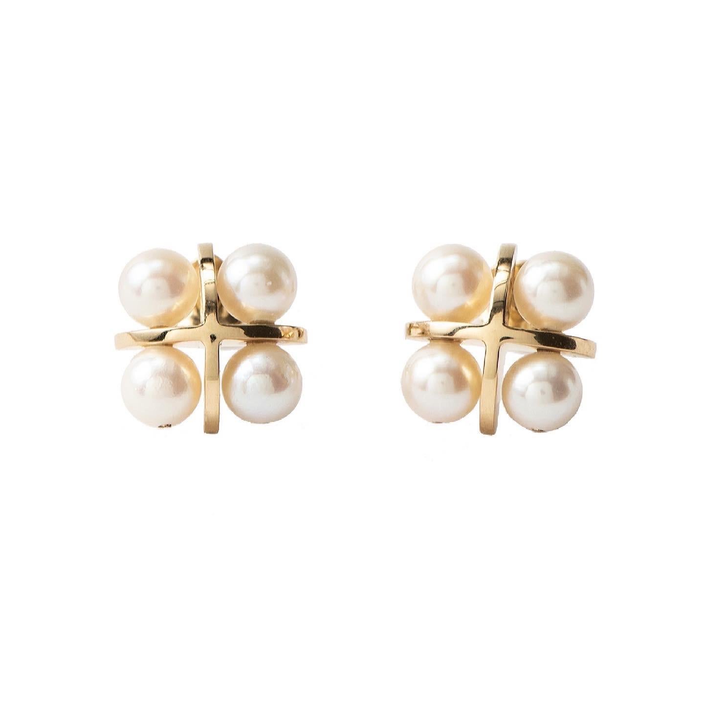 The ‘Pearl breeze’, ear jackets are crafted in 18K gold hallmarked in Cyprus. These impressive, playfully romantic ear jackets come in a highly polished finish and feel very light and comfortable on the ear. Each of the Studs, that can also be worn