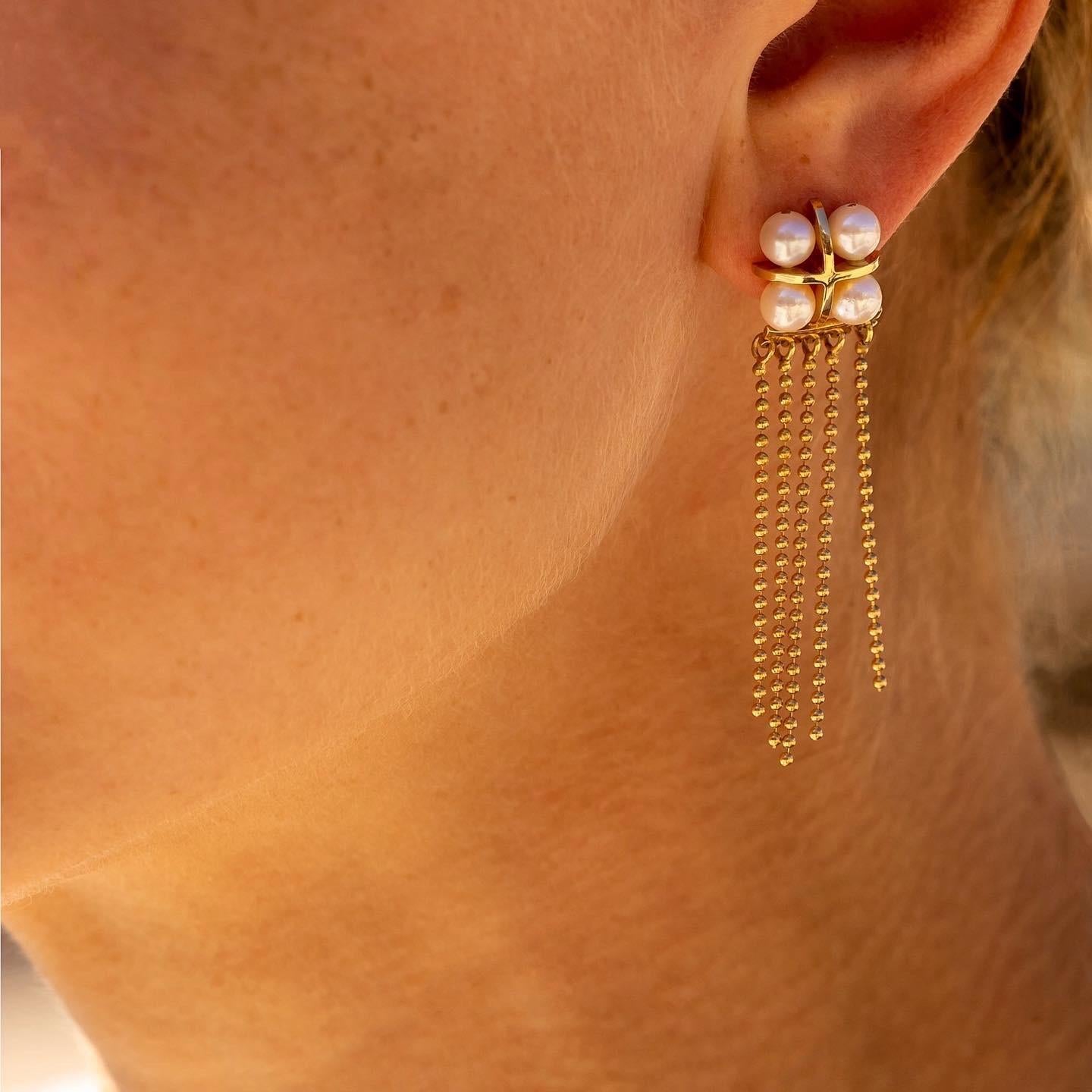 Contemporain Maria Kotsoni Contemporary - Boucles d'oreilles longues en or 18 carats et perles d'Akoya en vente