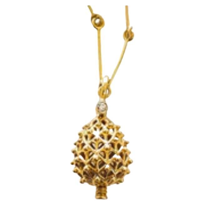 Maria Kotsoni Collier pendentif à breloque pomme de pin contemporain en or 18 carats et diamants