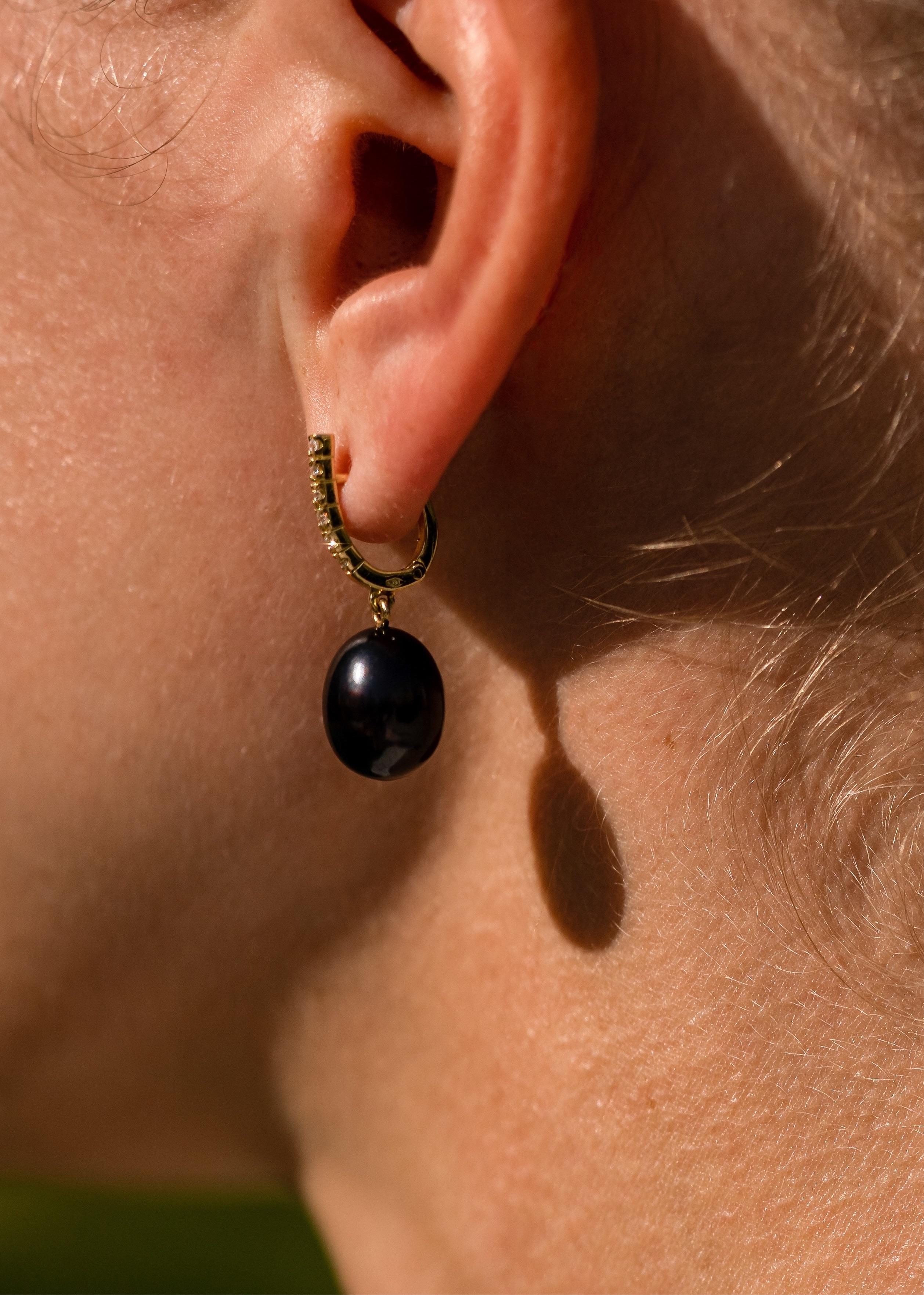 Maria Kotsoni Contemporary 18k Gold Black Pearl Lever Back Diamond Ear Pendants In New Condition For Sale In Nicosia, CY
