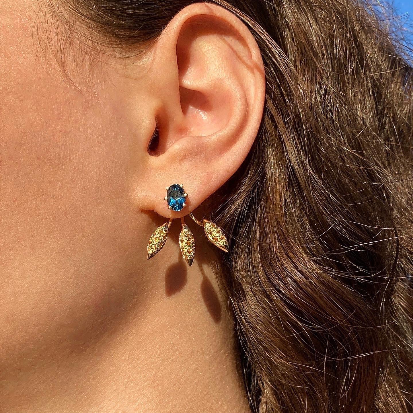 Maria Kotsoni - Vestes à oreilles à pointes contemporaines en or 18 carats, topaze bleue et citrine Neuf - En vente à Nicosia, CY