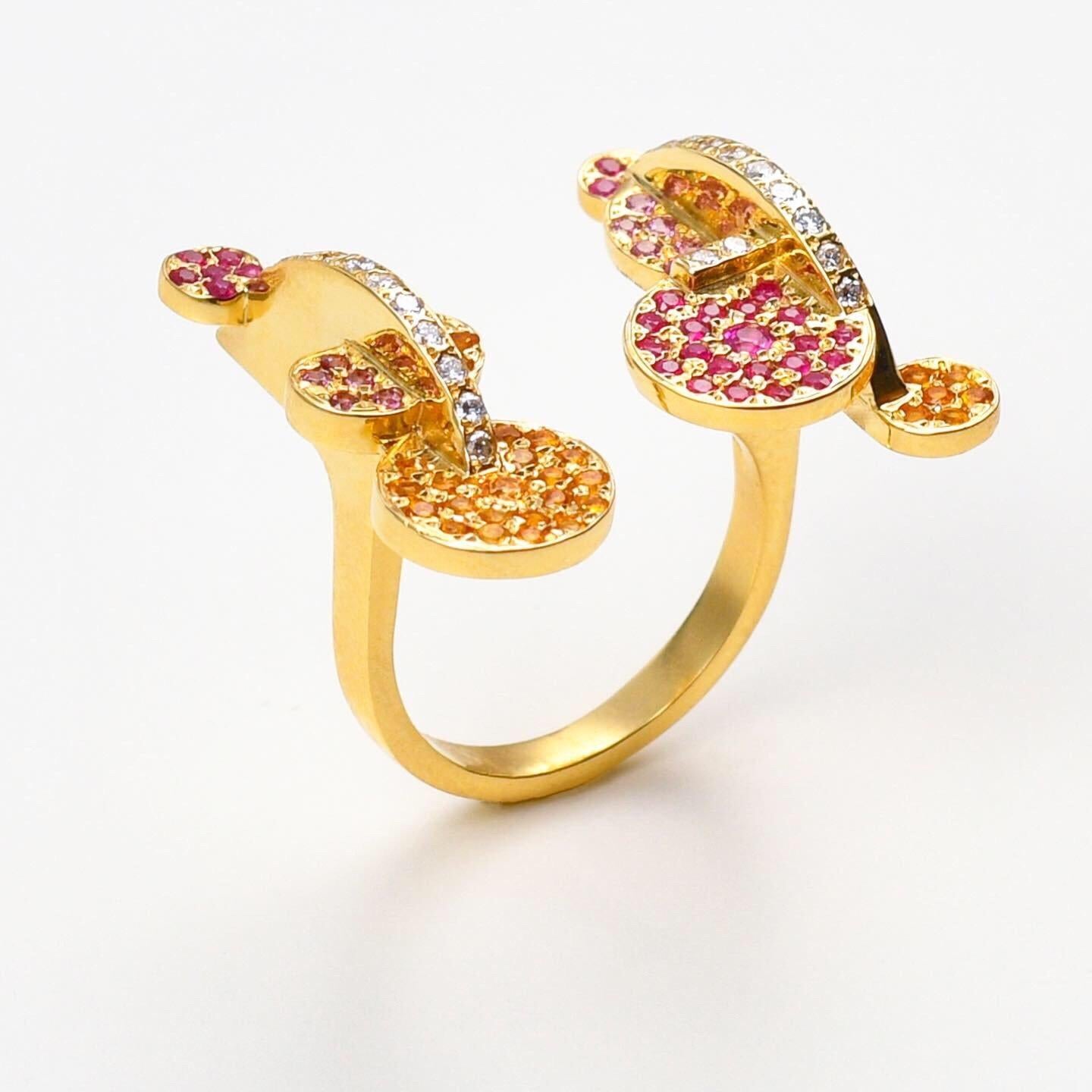 Maria Kotsoni, Zeitgenössischer skulpturaler Ring aus 18k Gold mit farbigen Edelsteinen und Diamanten (Rundschliff) im Angebot