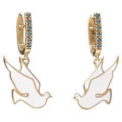 Maria Kotsoni, boucles d'oreilles pendantes contemporaines en or 18 carats, émail bleu tourterelle et diamants