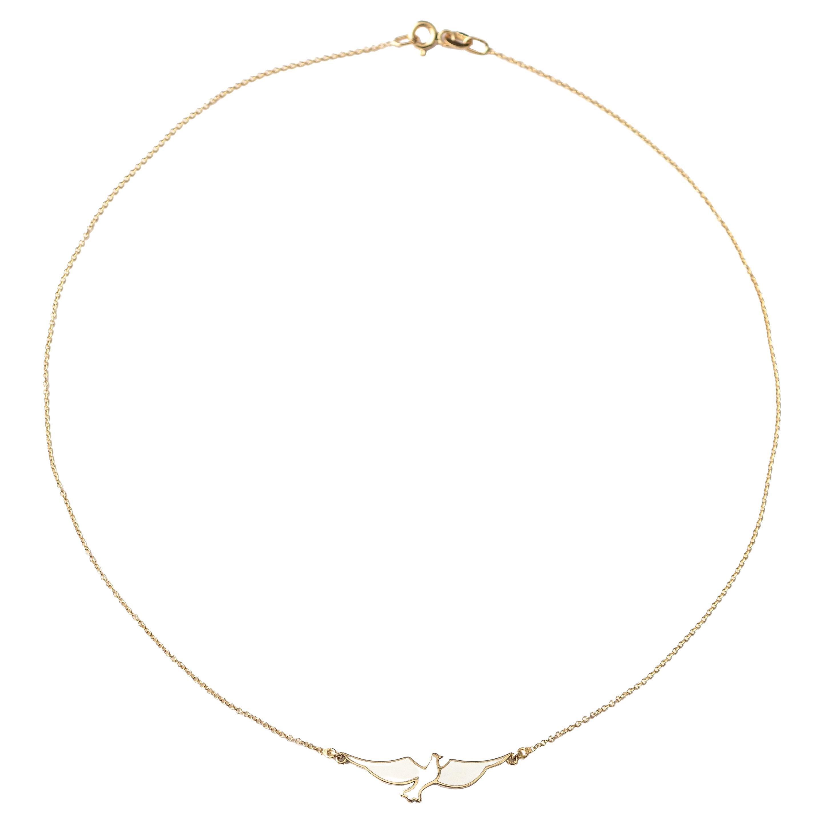 Maria Kotsoni, collier pendentif contemporain en or 18 carats et émail blanc avec colombe volante