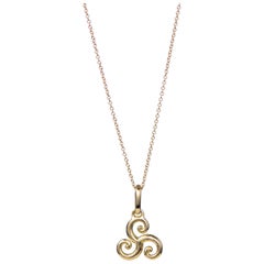 Maria Kotsoni Collana contemporanea in oro 18k con scultura Triskelion, 2023