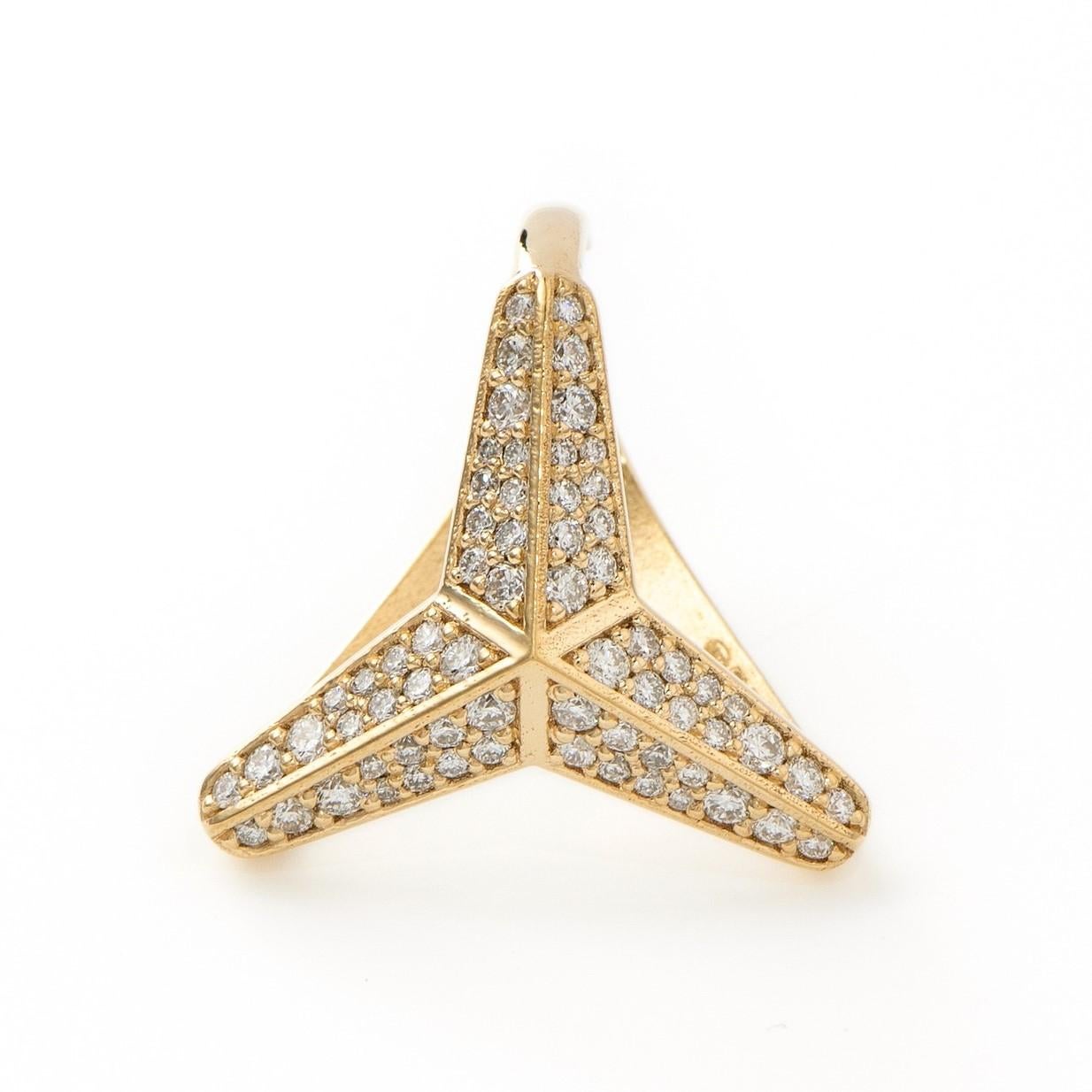 Die Ohrmanschette mit dem dreizackigen Stern und den großen Diamanten ist aus 18 Karat Gelbgold gefertigt und in Zypern gestempelt. Diese atemberaubende Diamant-Ohrmanschette ist hochglanzpoliert und mit natürlichen weißen Diamanten von insgesamt