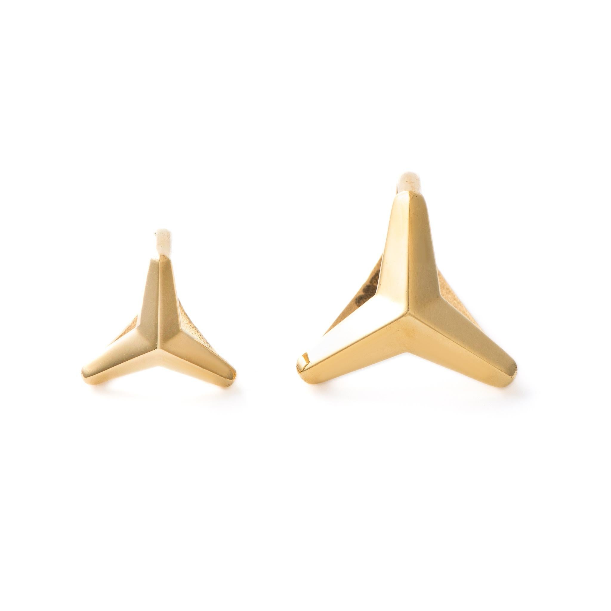 Il bracciale per orecchie con stella a tre punte è un gioiello di spicco realizzato con precisione in oro giallo 18 carati e marchiato a Cipro. La finitura è molto lucida, mentre il design leggero e confortevole lo rende perfetto per ogni occasione.