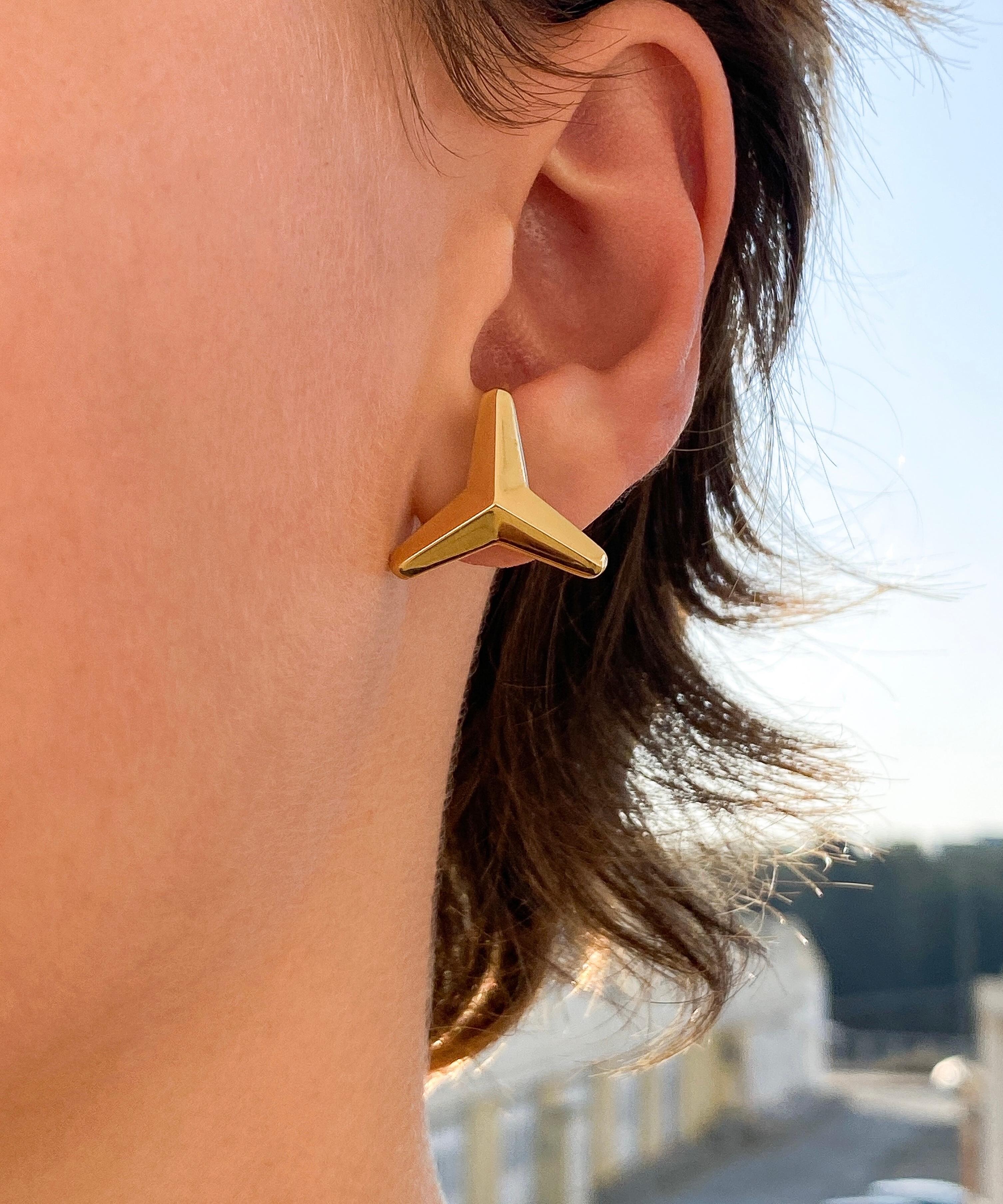 Maria Kotsoni Contemporary 18k Gold Three Pointed Star Large Sculptural Ear Cuff In New Condition For Sale In Nicosia, CY
