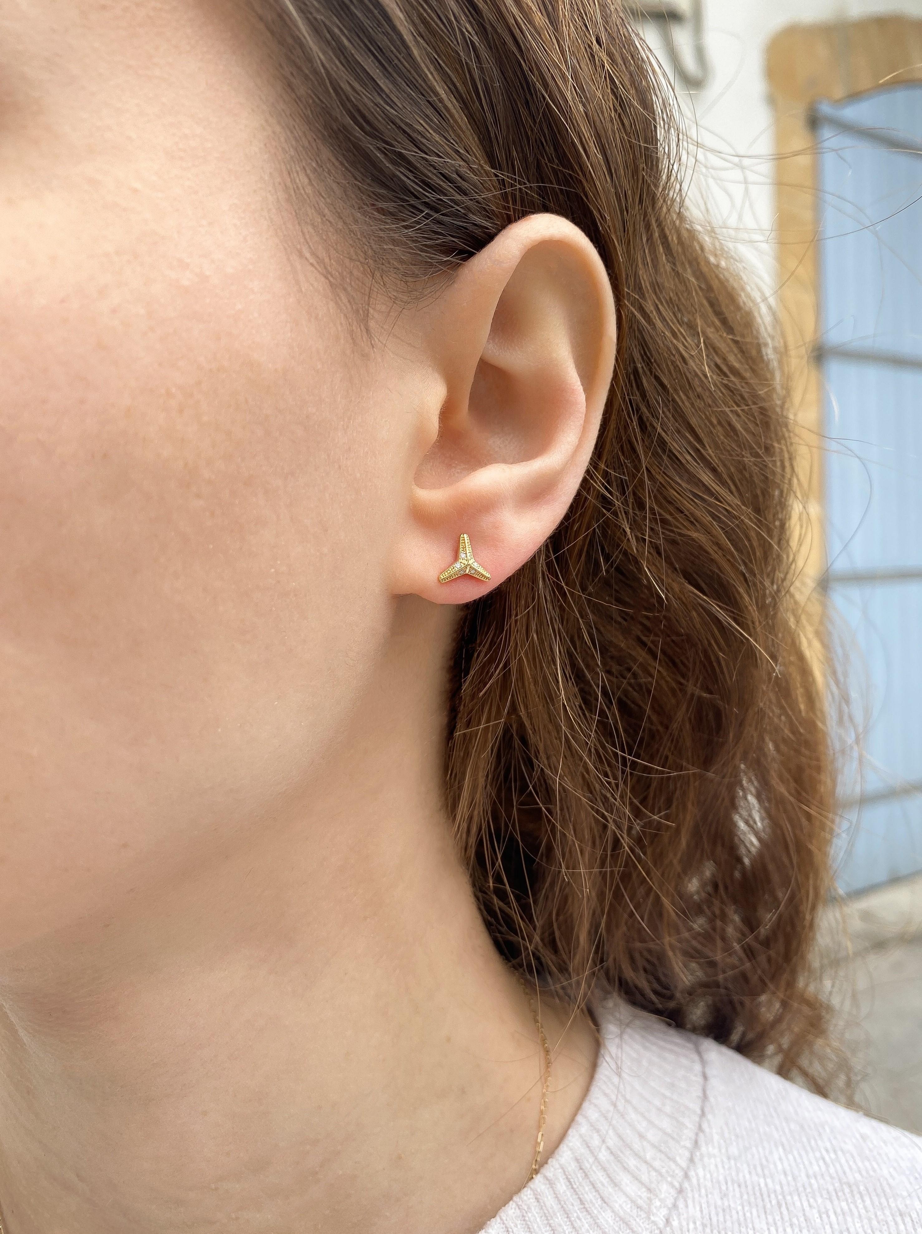 Brilliant Cut Maria Kotsoni Contemporary 18k Gold Three Pointed Star White Diamond Ear Studs For Sale