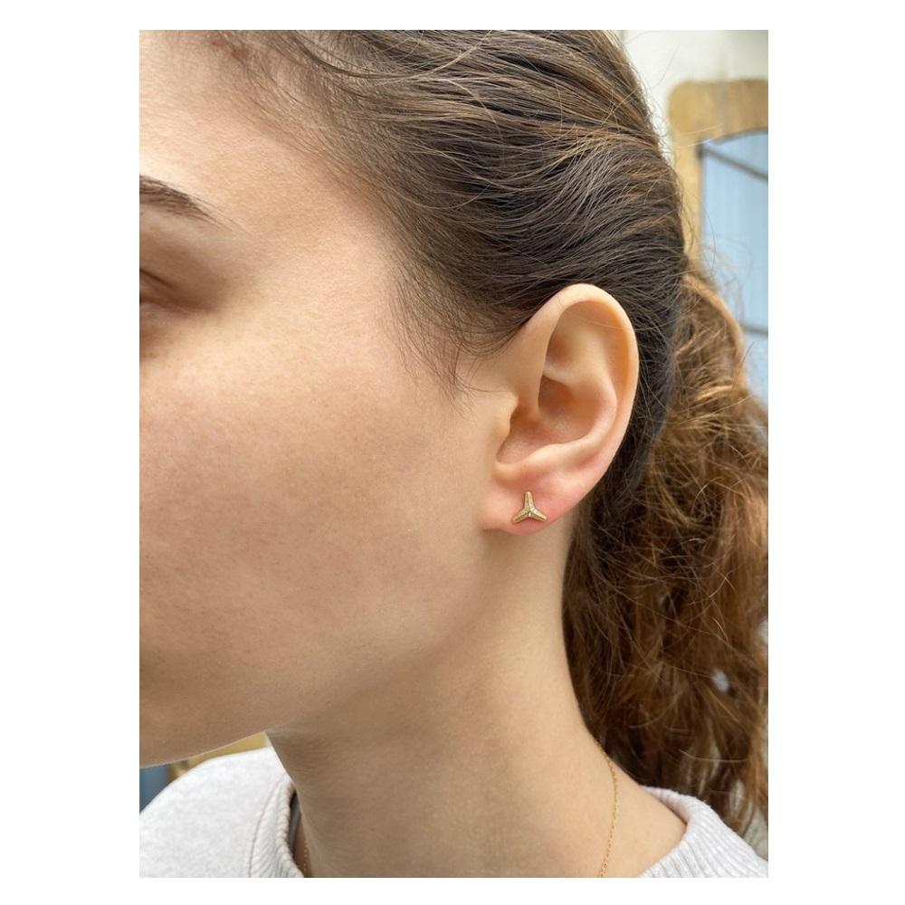 Maria Kotsoni Contemporary 18k Gold Three Pointed Star White Diamond Ear Studs In New Condition For Sale In Nicosia, CY