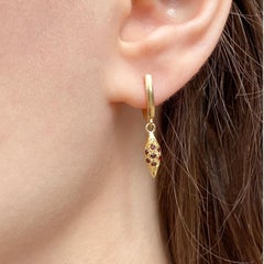 Maria Kotsoni, Ciondoli a orecchio per bambini in oro 18k con granato di tsavorite