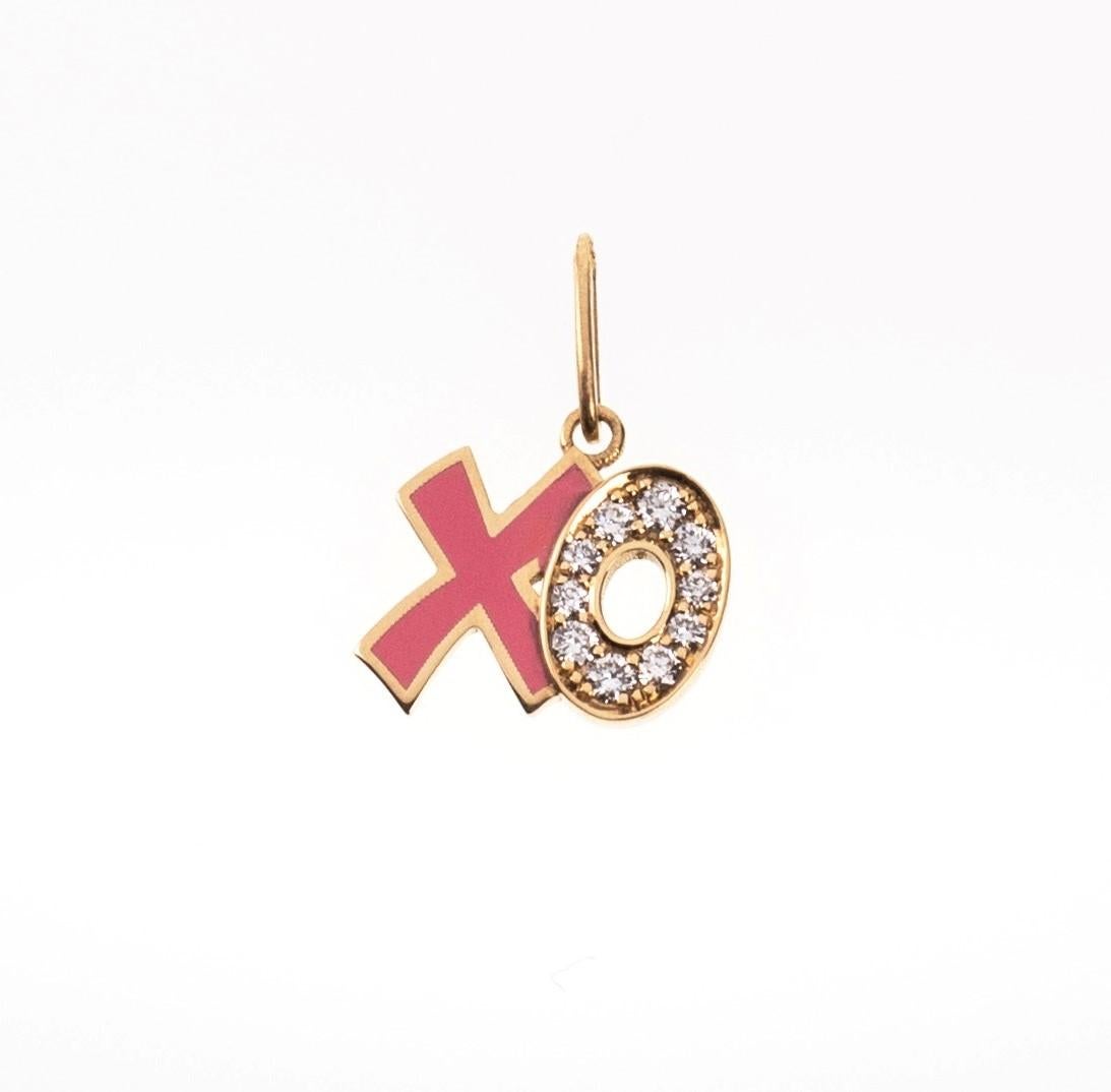 Die Halskette mit Anhänger XO ist aus 18 Karat Gold gefertigt und in Zypern gestempelt. Diese coole Anhänger-Halskette ist hochglanzpoliert und mit 0,23 Karat weißen Diamanten und rosa Emaille versehen. Der Anhänger kann einzeln oder mit einer 40 cm