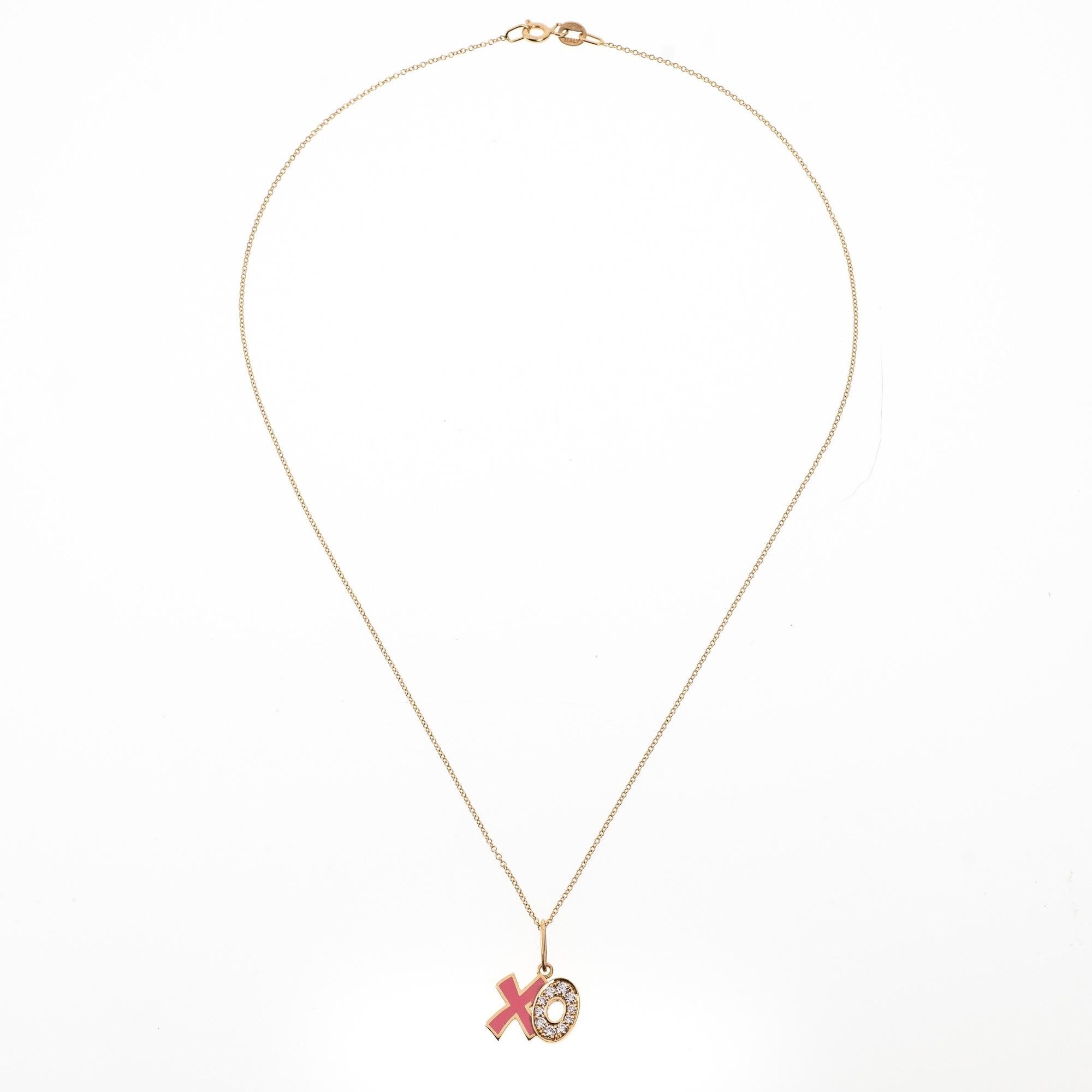 Maria Kotsoni Zeitgenössische 18k Gold XO Rosa Emaille-Diamant-Anhänger-Halskette (Brillantschliff) im Angebot