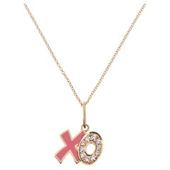 Maria Kotsoni, collier pendentif contemporain en or 18 carats avec émail rose et diamants XO