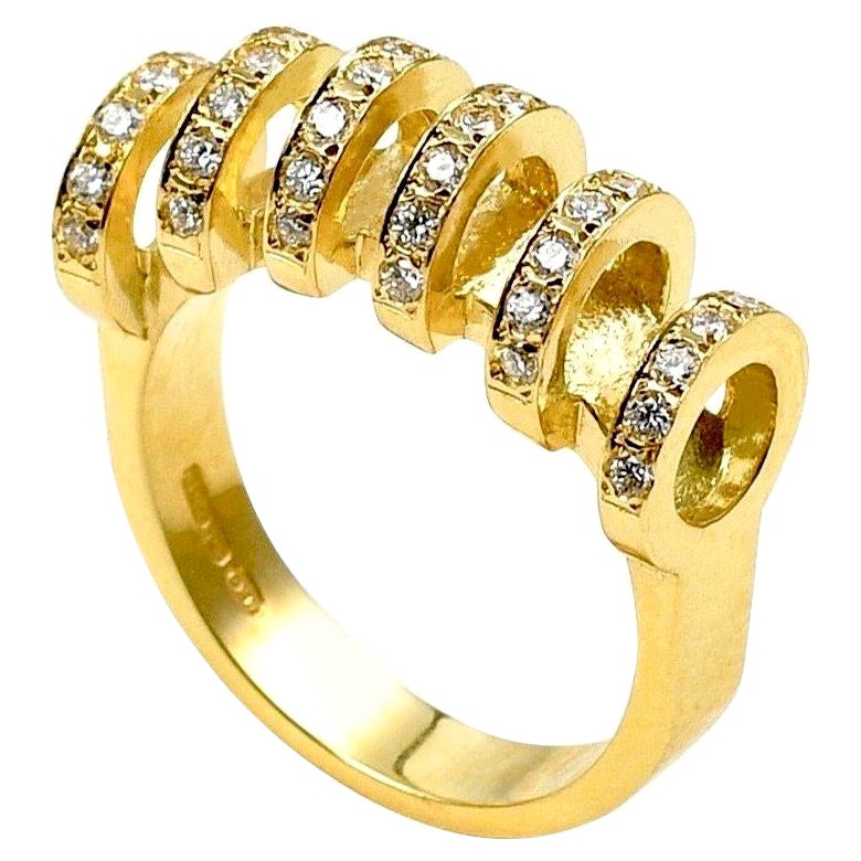 Maria Kotsoni, Anillo escultórico contemporáneo de oro amarillo de 18 quilates y diamantes blancos