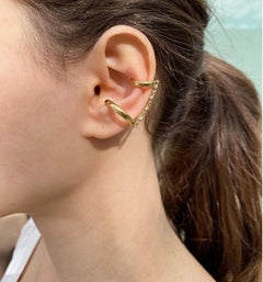 Maria Kotsoni- zeitgenössische Ohr-Manschetten-/Ohrring-Kommode aus 18 Karat Gelbgold mit Diamantkette