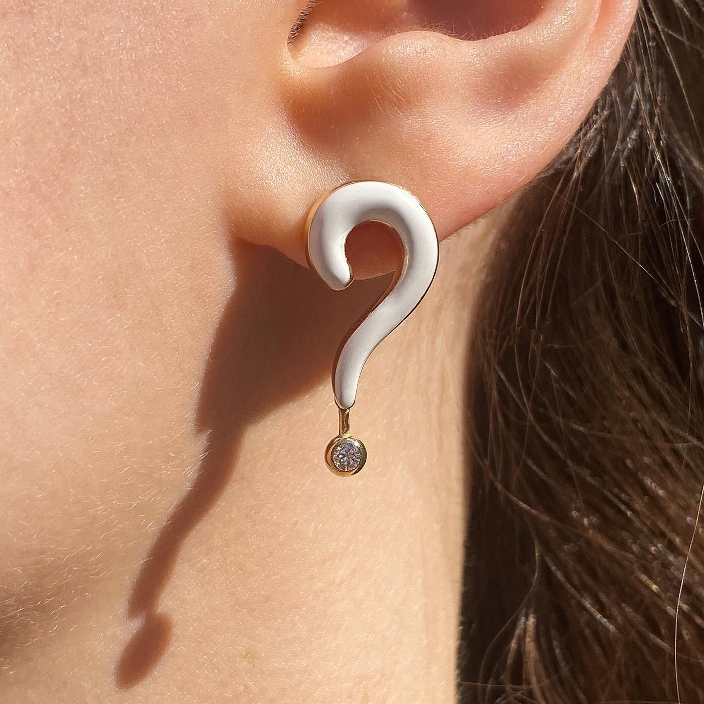 Maria Kotsoni Zeitgenössische Ohranhänger aus 18 Karat Gold mit Diamanten und rosa Emaille mit Fragenmark (Rundschliff) im Angebot