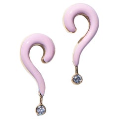 Maria Kotsoni Zeitgenössische Ohranhänger aus 18 Karat Gold mit Diamanten und rosa Emaille mit Fragenmark