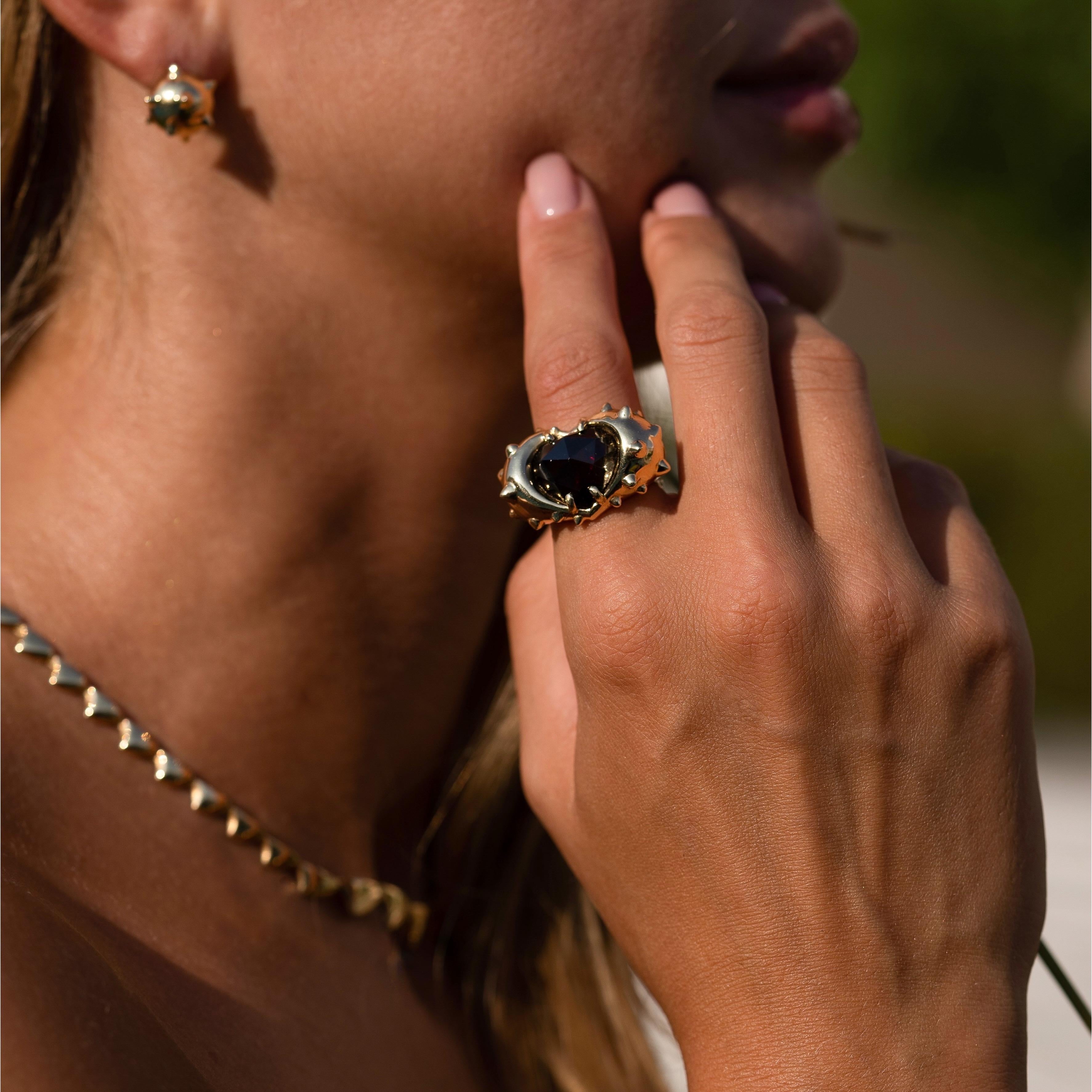 Maria Kotsoni, collier contemporain articulé à maillons pointillés en or jaune 18 carats Neuf - En vente à Nicosia, CY